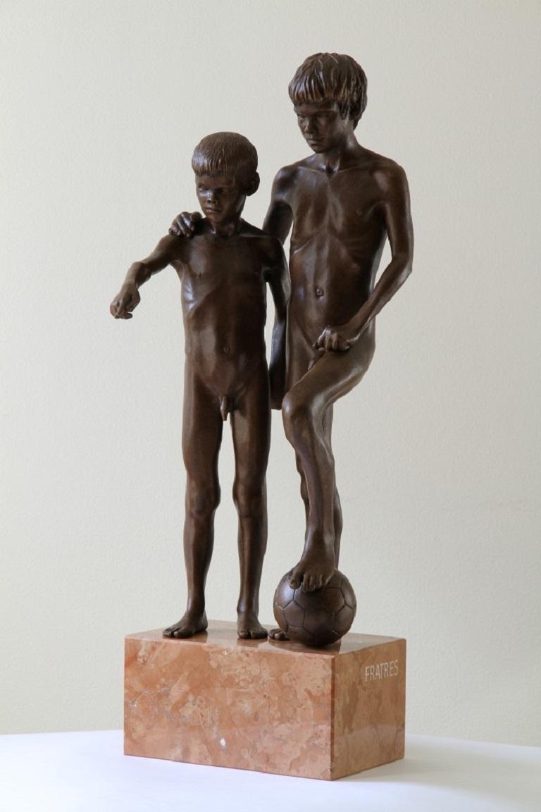 Sculpture de Fratres garçons frères nus masculins figure en marbre

Wim van der Kant (1949, Kampen) est un artiste autodidacte. À côté de sa profession très prenante d'enseignant dans une école secondaire, il pratique intensément sa profession de