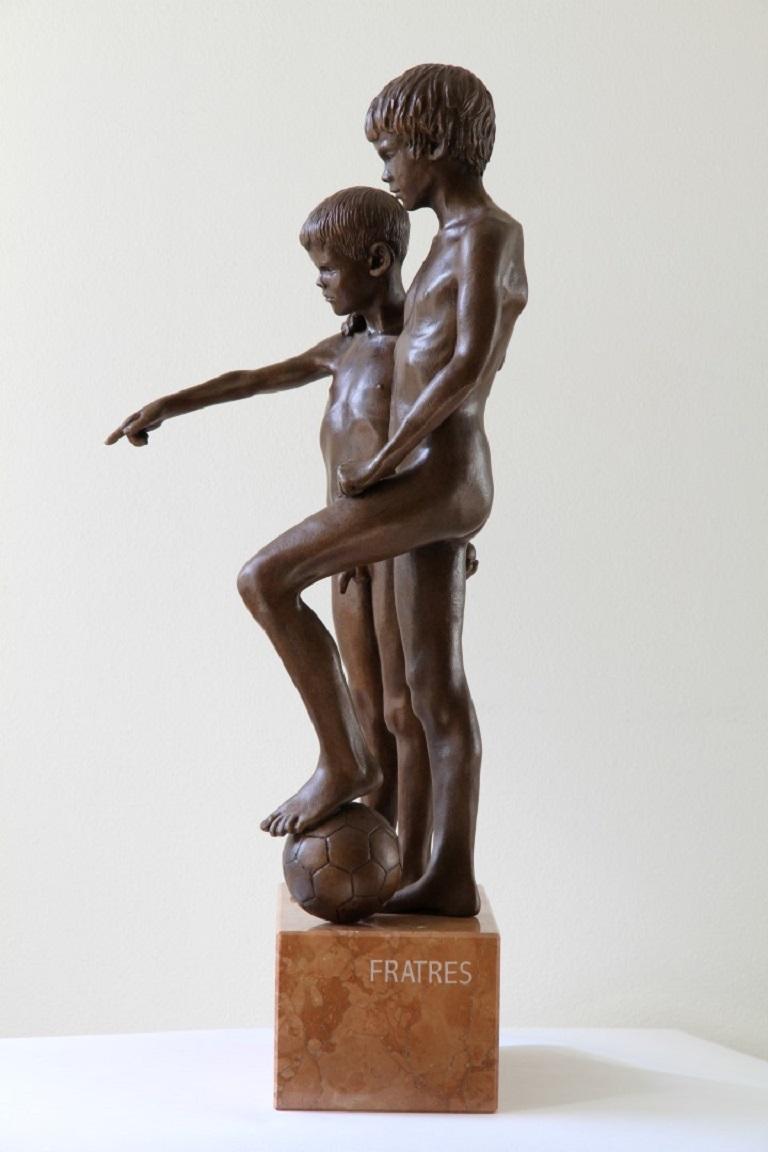 Bronzeskulptur Junge Brüder und männliche Aktfigur aus Marmorstein von Fratres, Bronzeskulptur (Gold), Figurative Sculpture, von Wim van der Kant