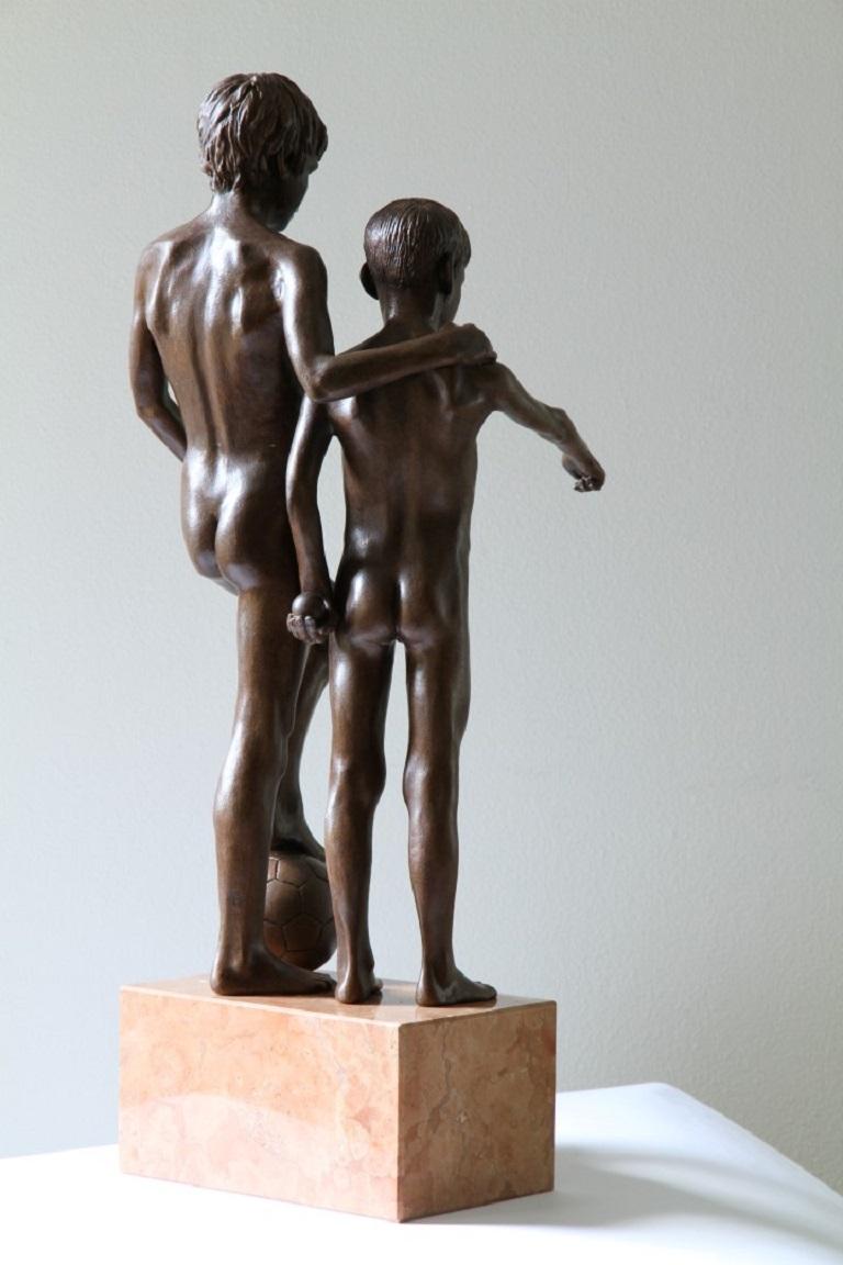 Bronzeskulptur Junge Brüder und männliche Aktfigur aus Marmorstein von Fratres, Bronzeskulptur im Angebot 1