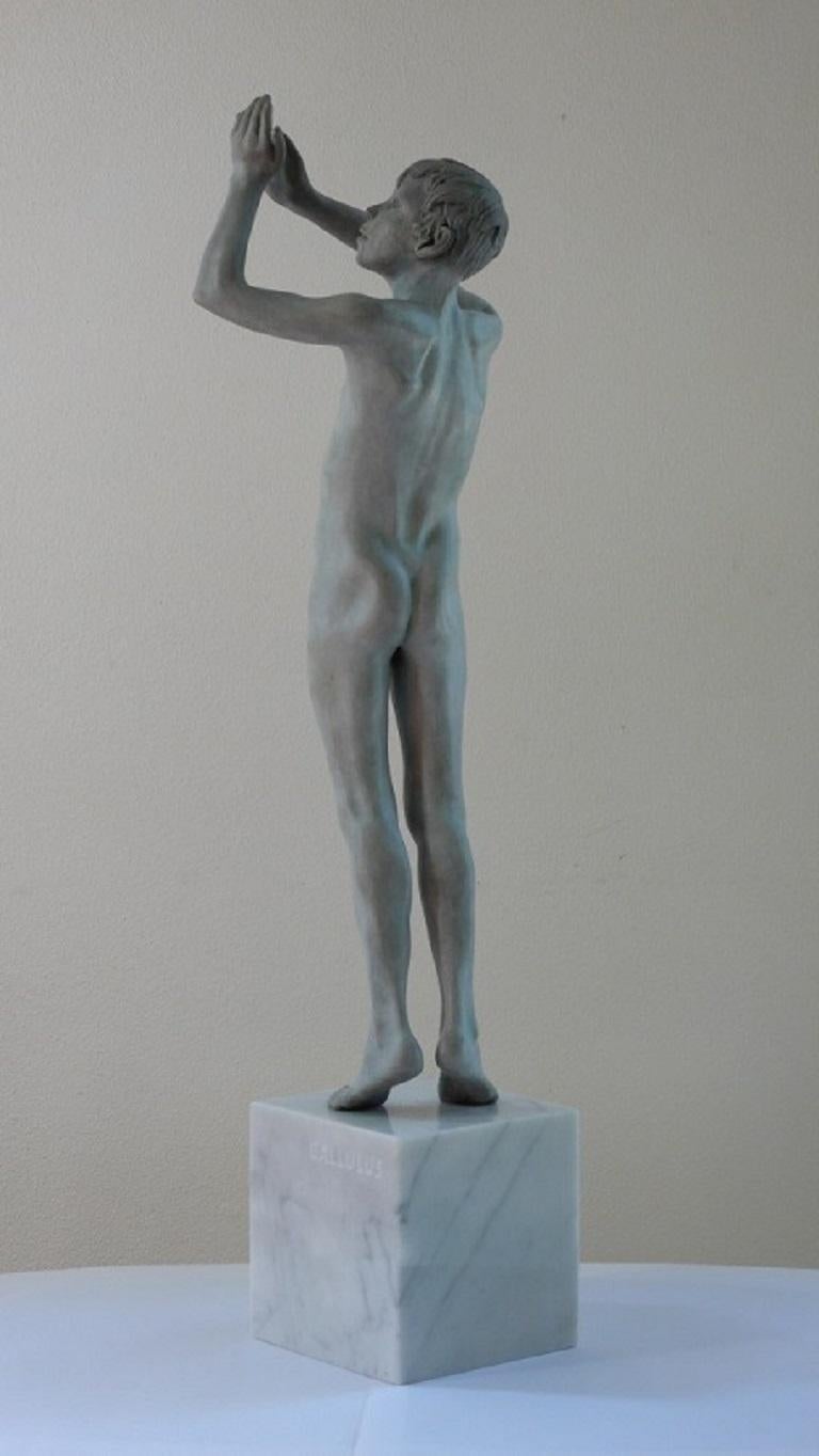 Gallulus Bronze-Skulptur Akt Junge männliche Figur grüne Patina Marmorstein – Sculpture von Wim van der Kant