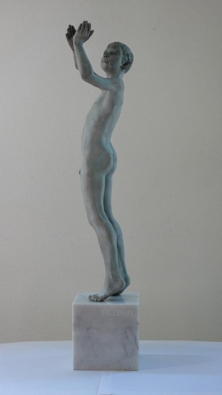 Gallulus Bronze-Skulptur Akt Junge männliche Figur grüne Patina Marmorstein (Zeitgenössisch), Sculpture, von Wim van der Kant