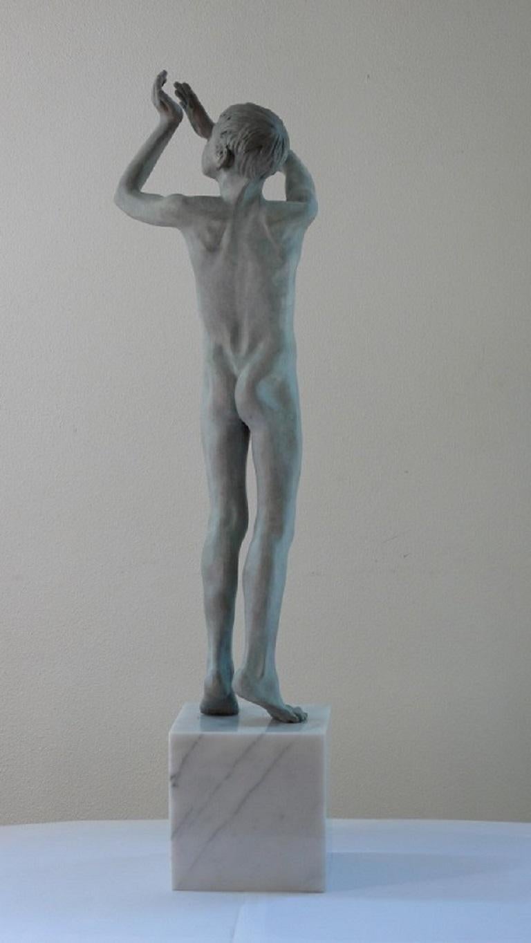 Gallulus Bronze-Skulptur Akt Junge männliche Figur grüne Patina Marmorstein (Gold), Nude Sculpture, von Wim van der Kant