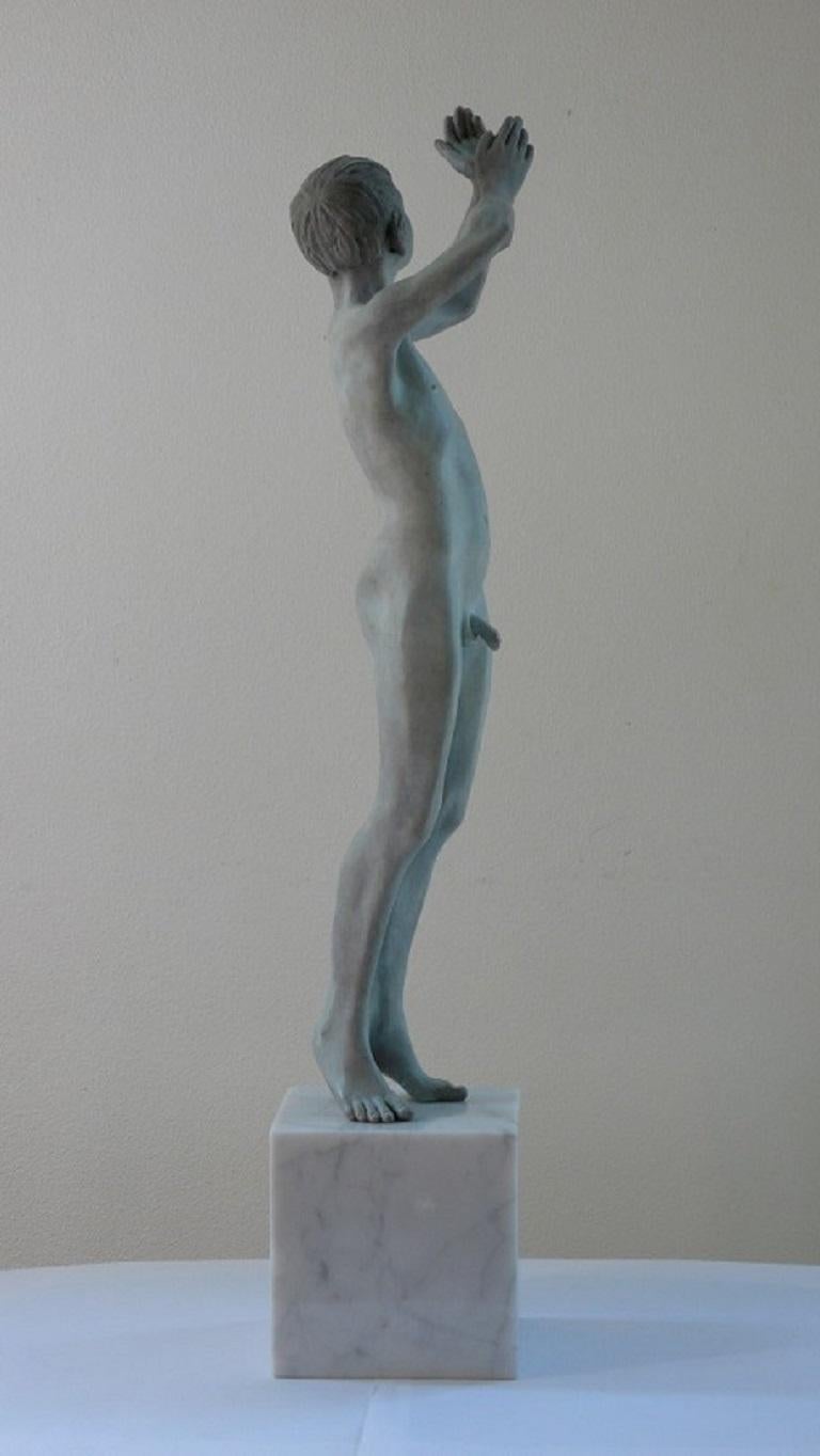 Gallulus Bronze-Skulptur Akt Junge männliche Figur grüne Patina Marmorstein im Angebot 1