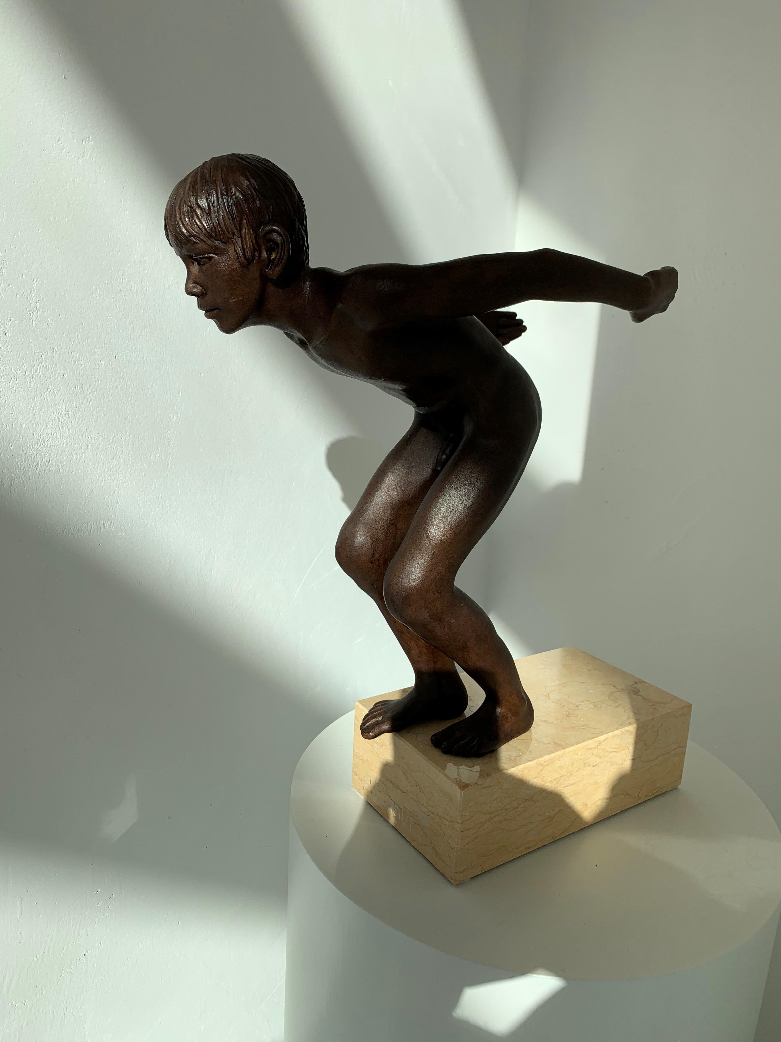 Insilit Bronze Marmor Stein Nude Contemporary Skulptur Junge Springen Auf Lager  (Gold), Nude Sculpture, von Wim van der Kant