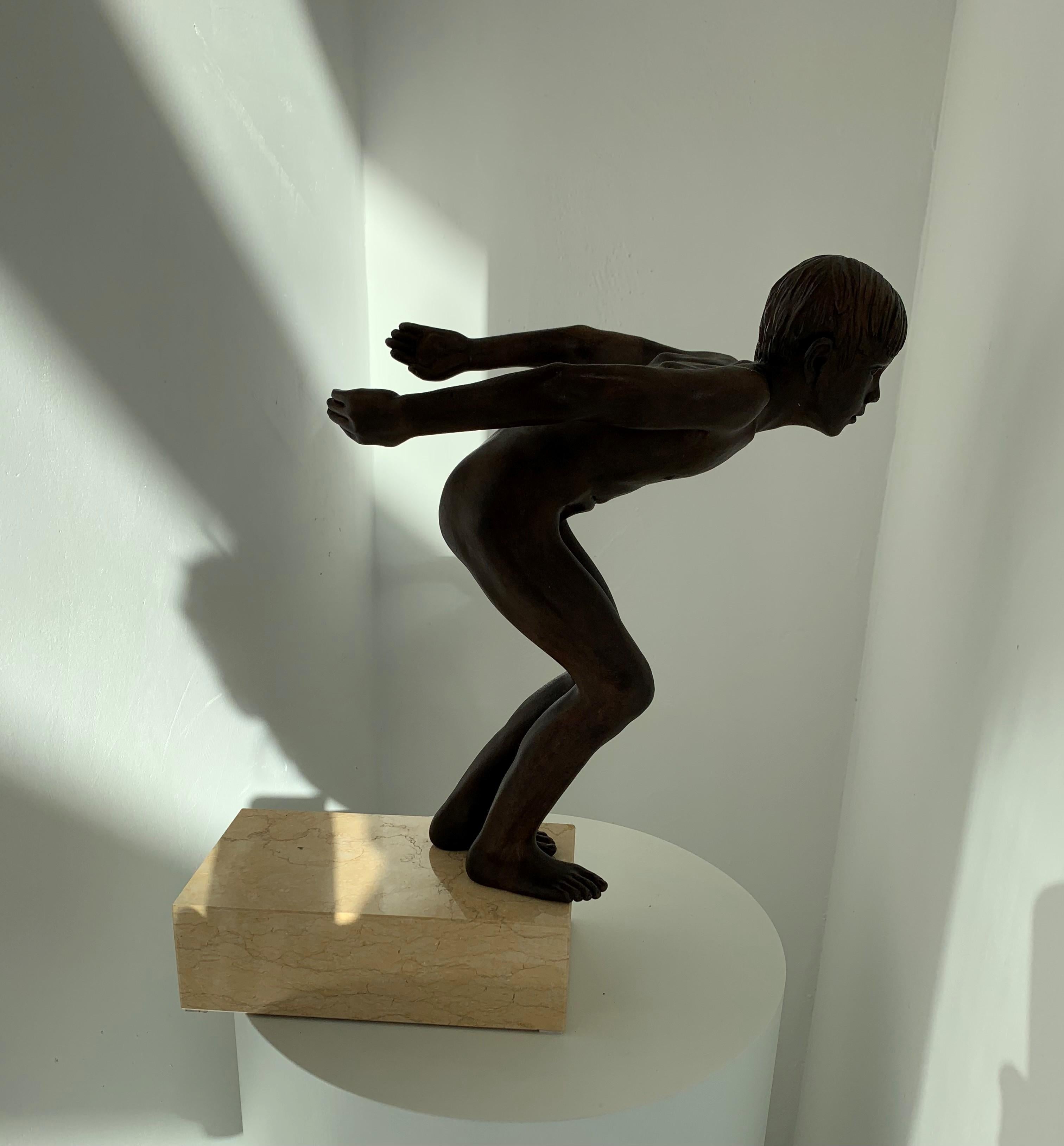 Insilit Bronze Marmor Stein Nude Contemporary Sculpture Boy Jumping In Stock - Größe der Skulptur, ohne Sockel aus Stein : 40 x 32 x 22 cm 

Wim van der Kant (1949, Kampen) ist ein autodidaktischer Künstler. Neben seinem ausgefüllten Beruf als