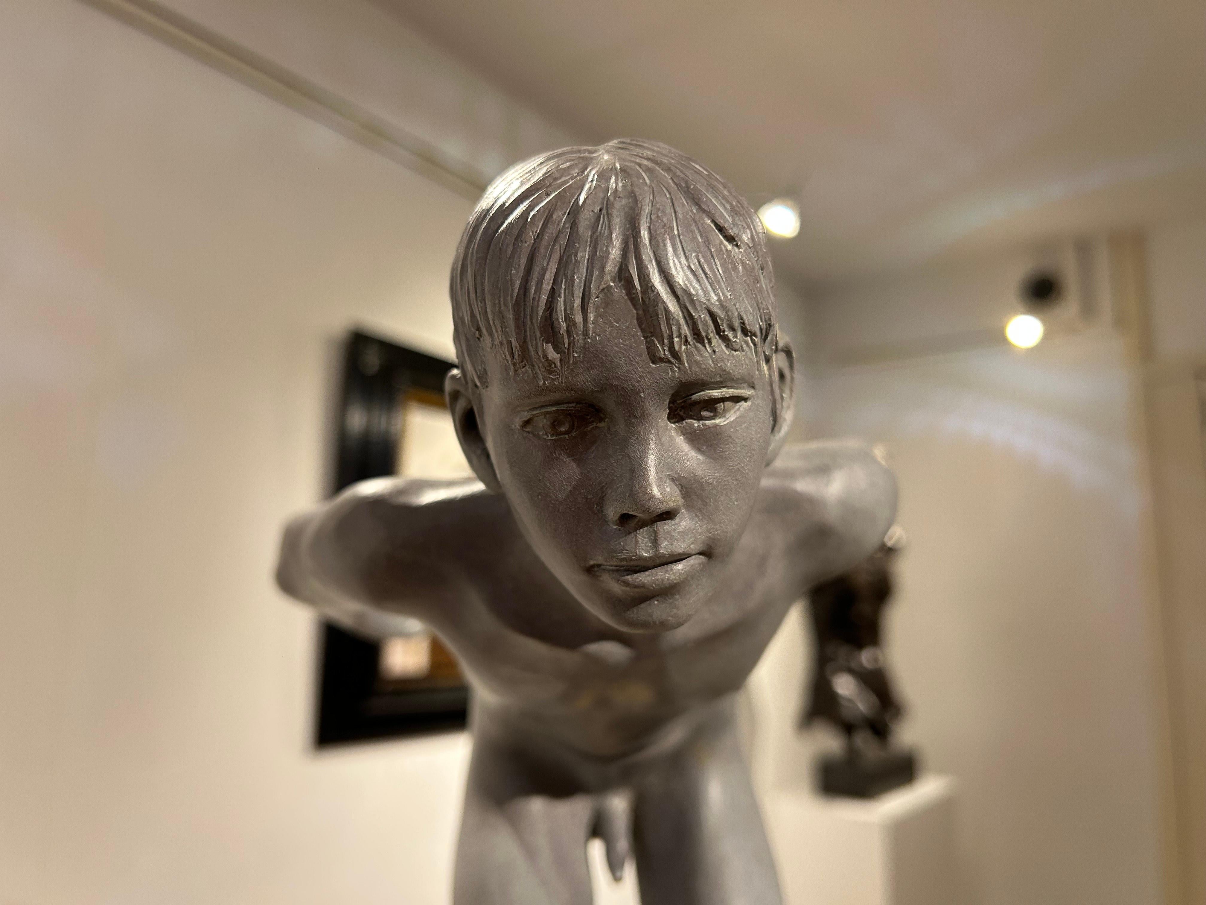 Insilit Bronce Mármol Piedra Escultura Contemporánea Desnudo Chico Saltando En Stock en venta 5