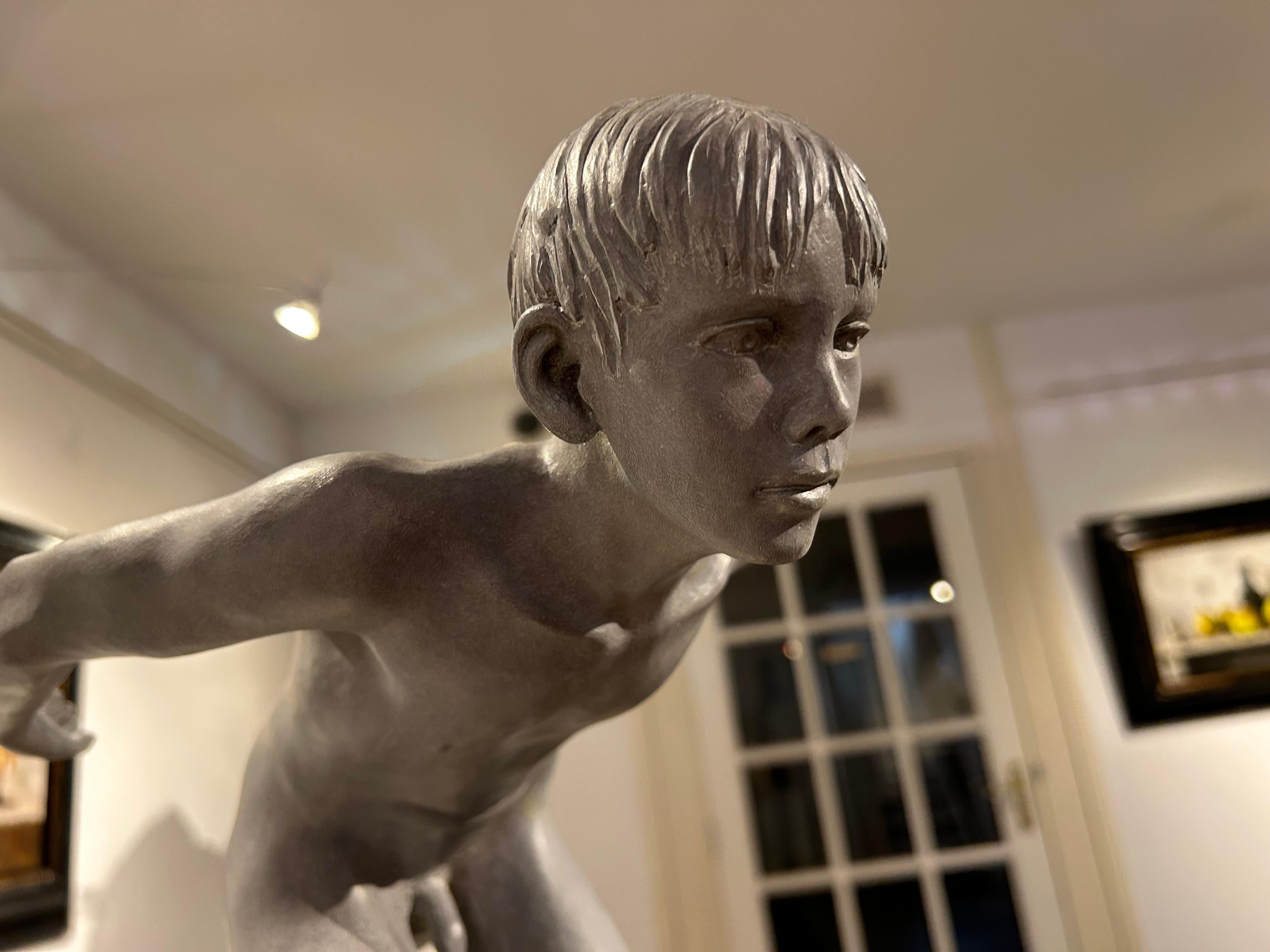 Insilit Bronce Mármol Piedra Escultura Contemporánea Desnudo Chico Saltando En Stock - Sculpture Contemporáneo de Wim van der Kant