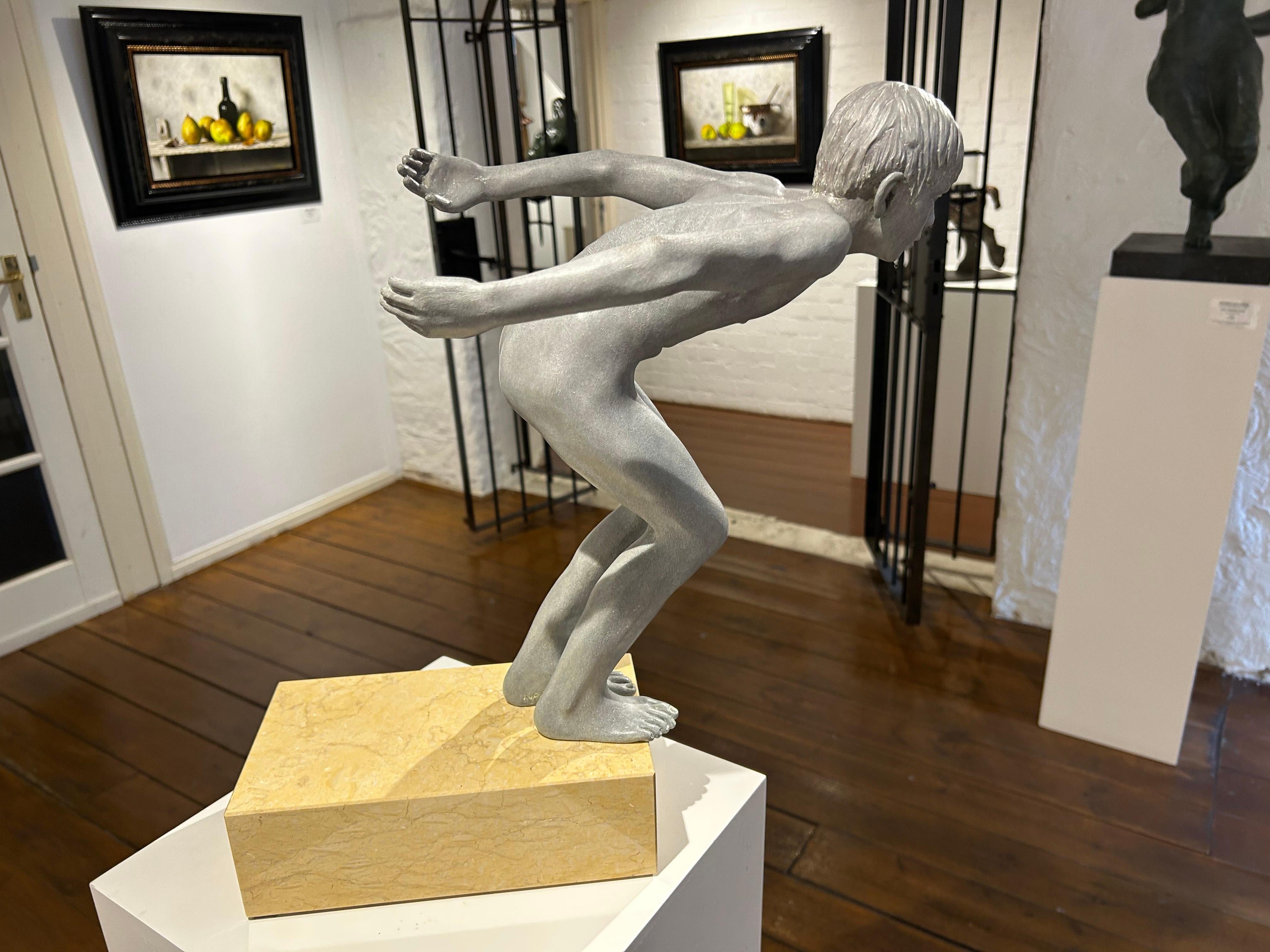 Insilit Bronce Mármol Piedra Escultura Contemporánea Desnudo Chico Saltando En Stock en venta 1