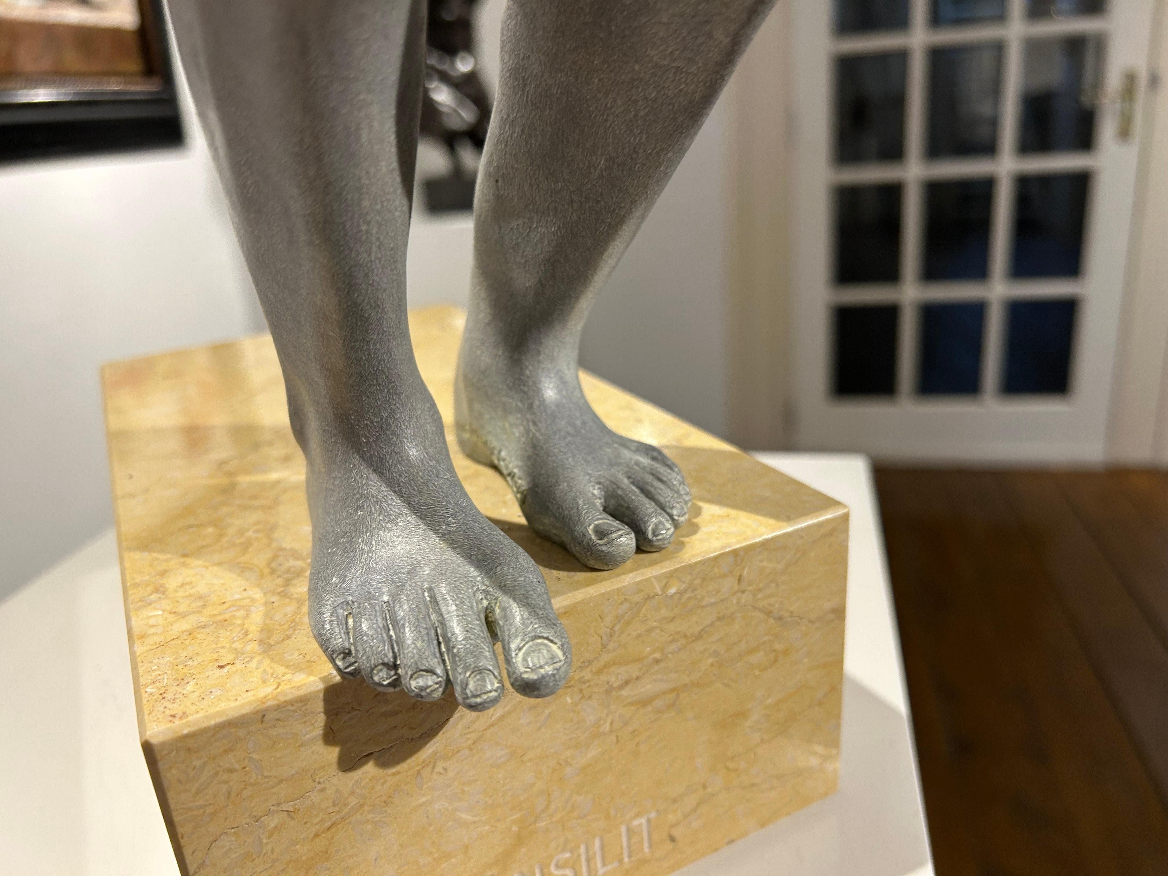 Insilit Bronce Mármol Piedra Escultura Contemporánea Desnudo Chico Saltando En Stock en venta 3