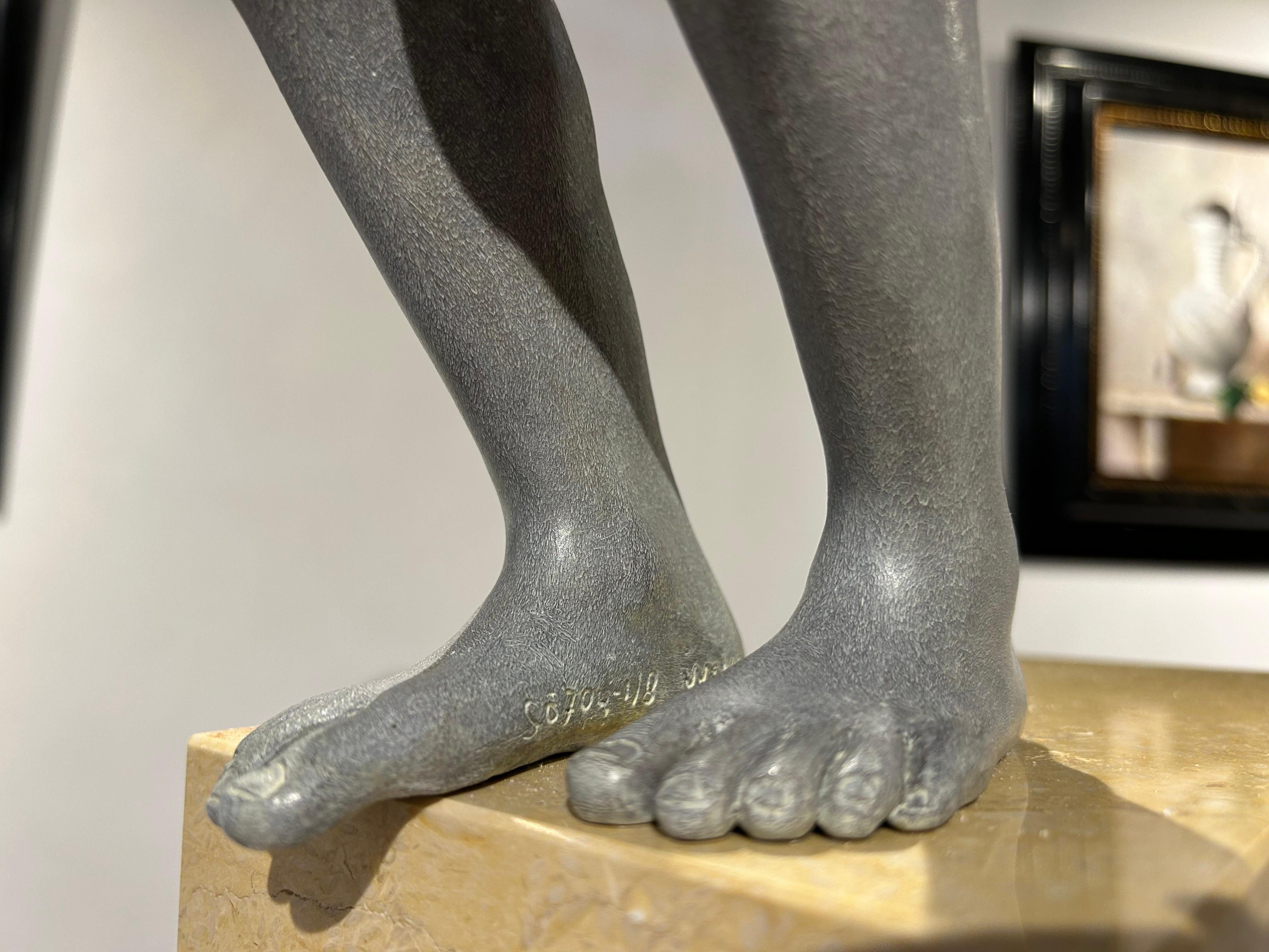 Insilit Bronce Mármol Piedra Escultura Contemporánea Desnudo Chico Saltando En Stock en venta 4