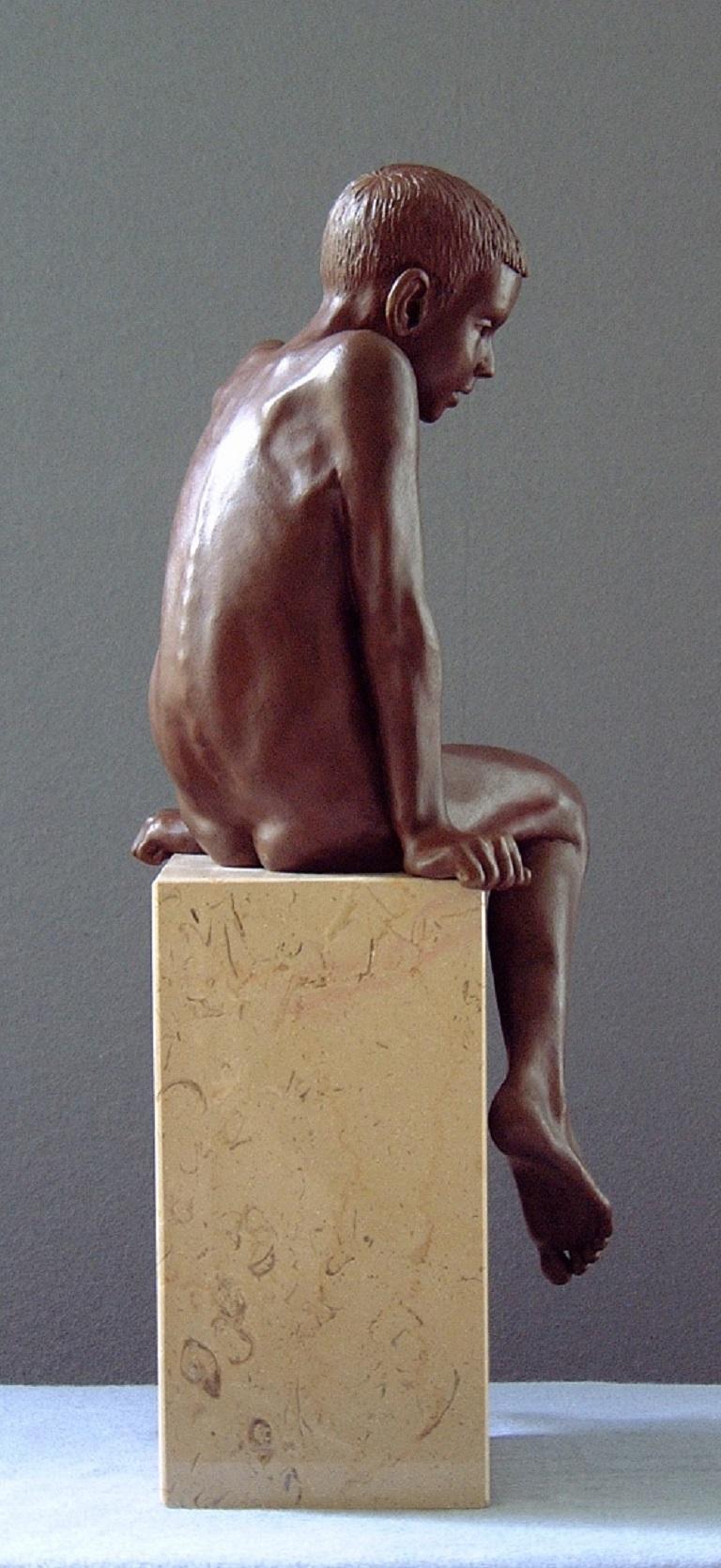 Ira Bronze Skulptur Contemporary Nude Boy Marmor Stone Sitting – Sculpture von Wim van der Kant