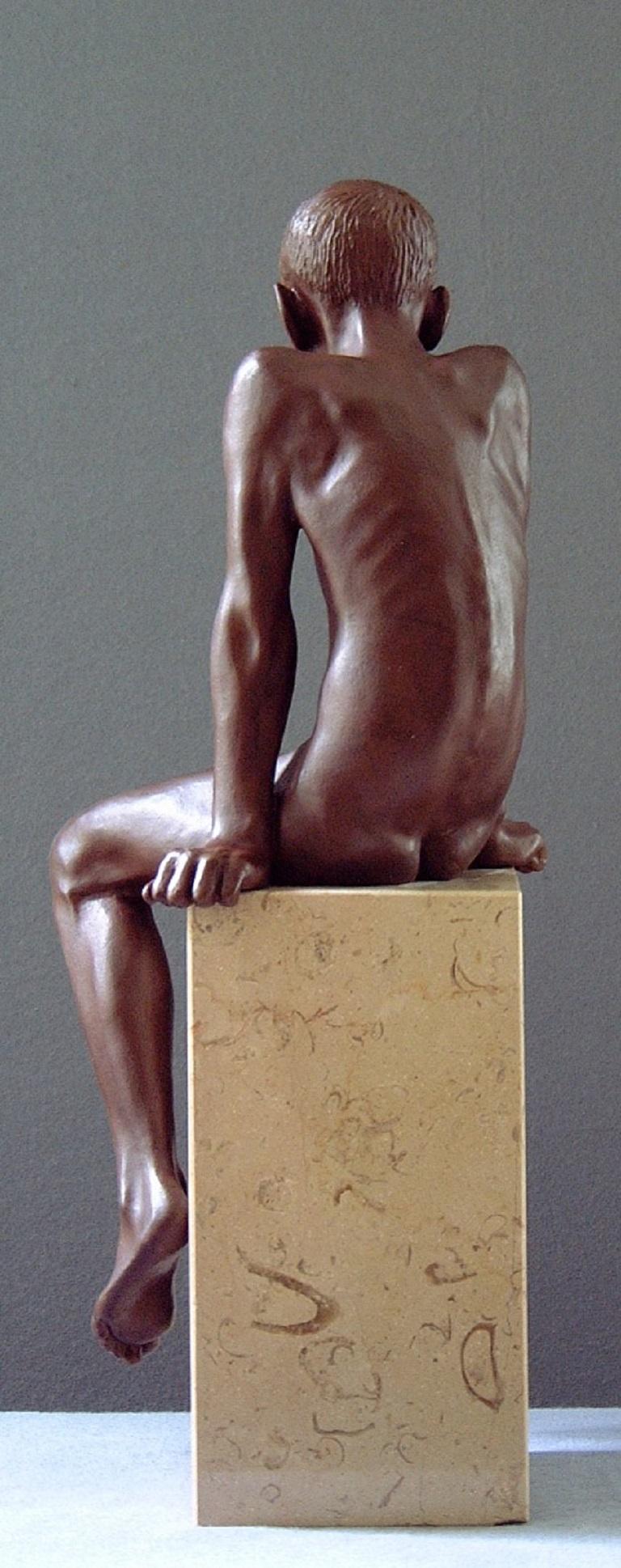 Ira Bronze Skulptur Contemporary Nude Boy Marmor Stone Sitting (Zeitgenössisch), Sculpture, von Wim van der Kant