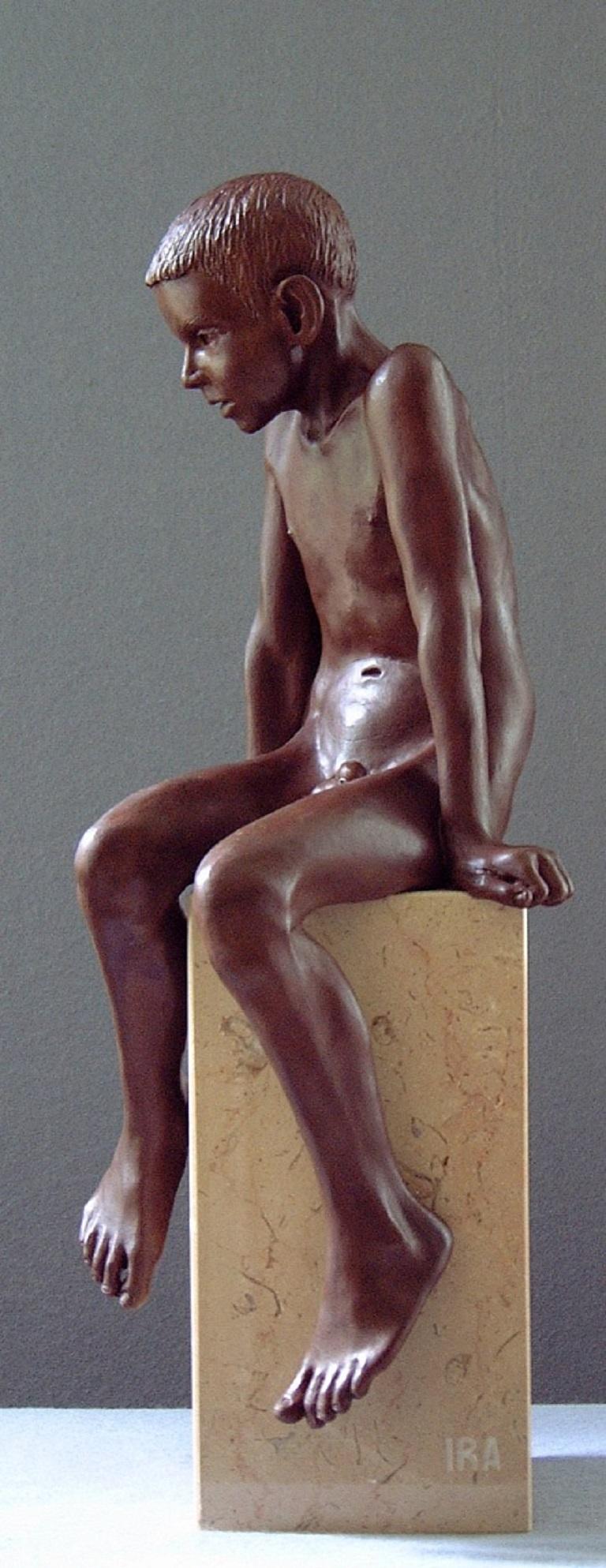 Ira Bronze Skulptur Contemporary Nude Boy Marmor Stone Sitting (Gold), Figurative Sculpture, von Wim van der Kant