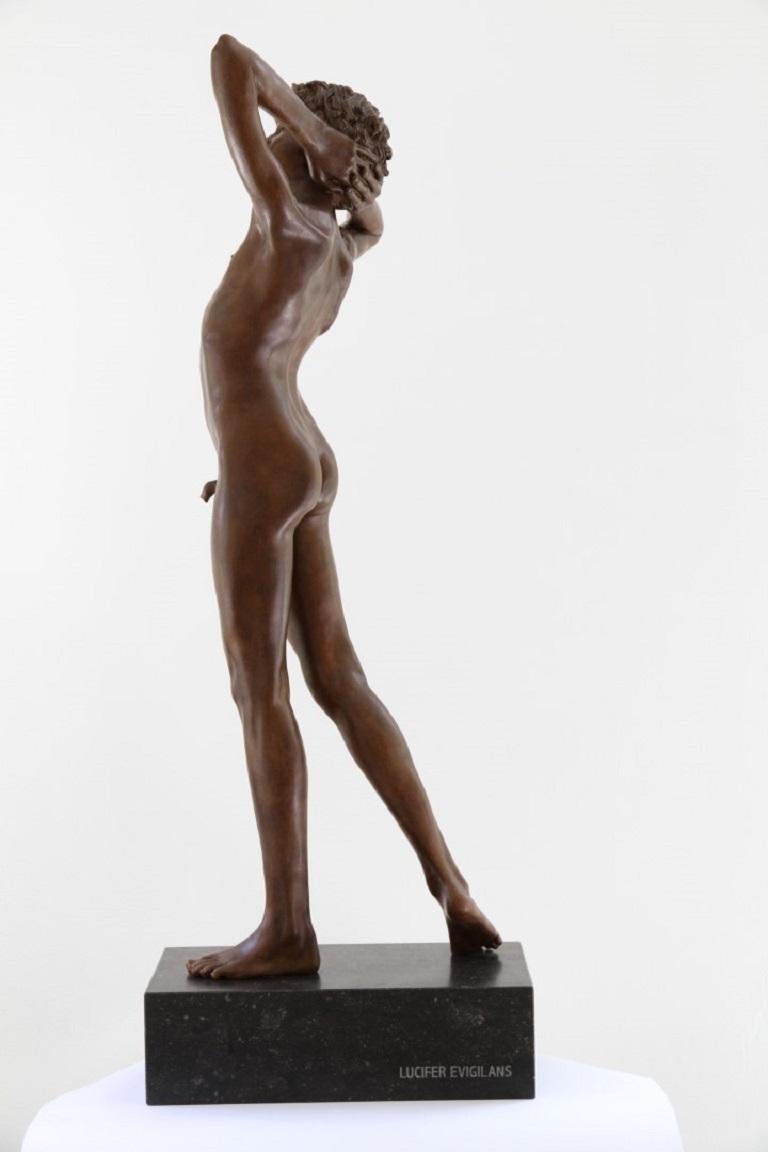 Zeitgenössische Bronze-Skulptur von Lucifer Evangilans, Junge, männliche Figur (Gold), Nude Sculpture, von Wim van der Kant