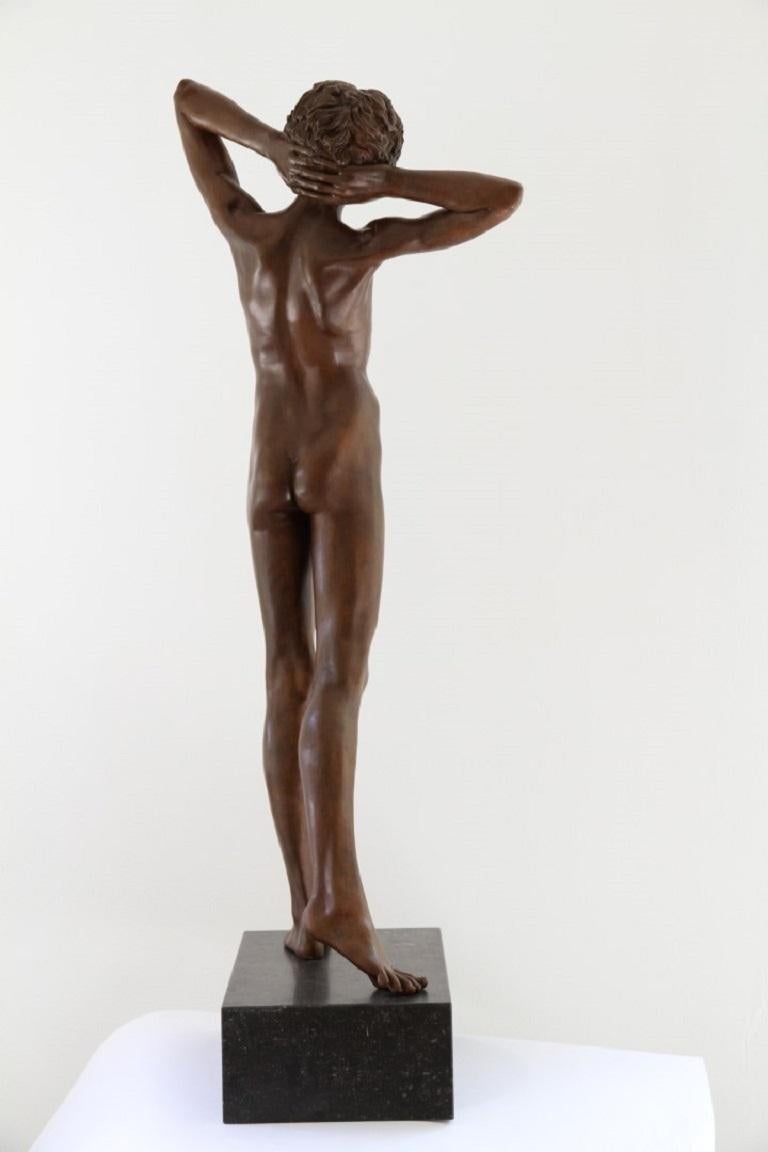 Zeitgenössische Bronze-Skulptur von Lucifer Evangilans, Junge, männliche Figur im Angebot 1