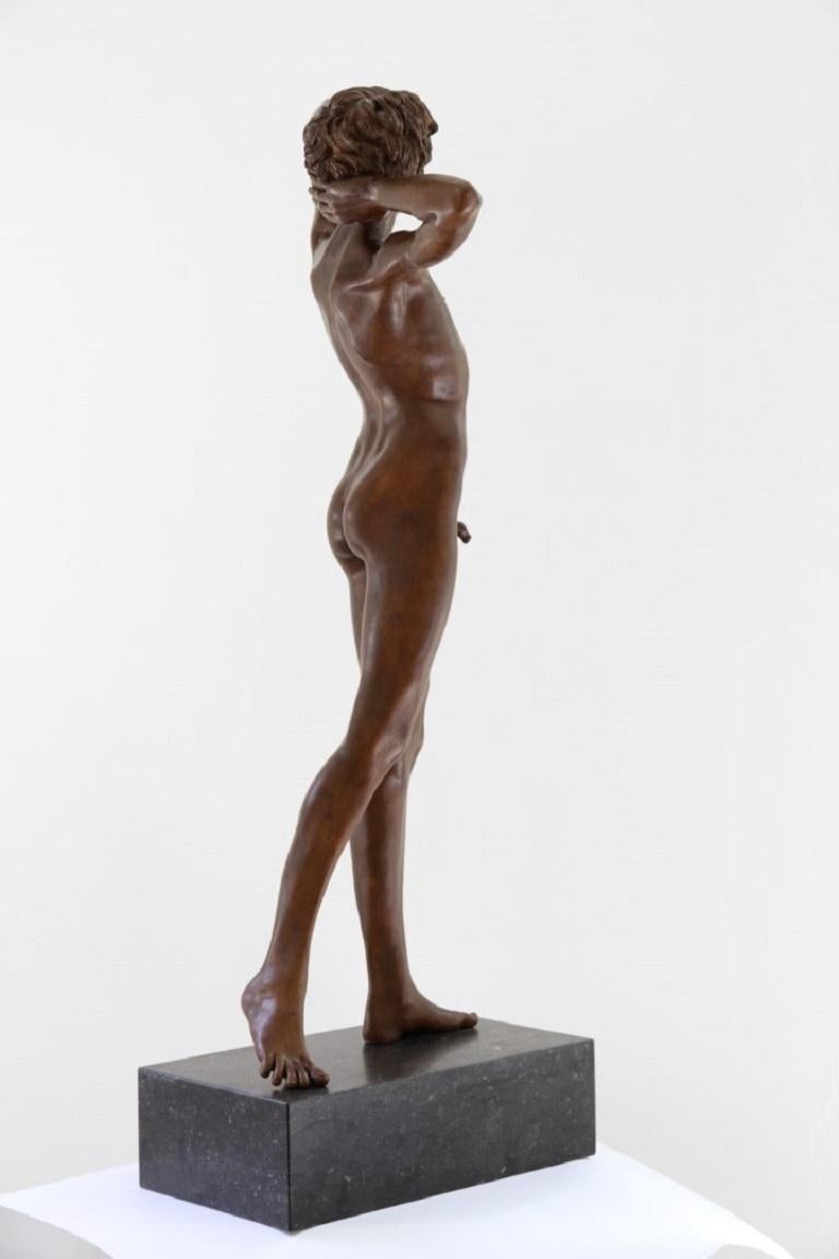 Zeitgenössische Bronze-Skulptur von Lucifer Evangilans, Junge, männliche Figur im Angebot 2
