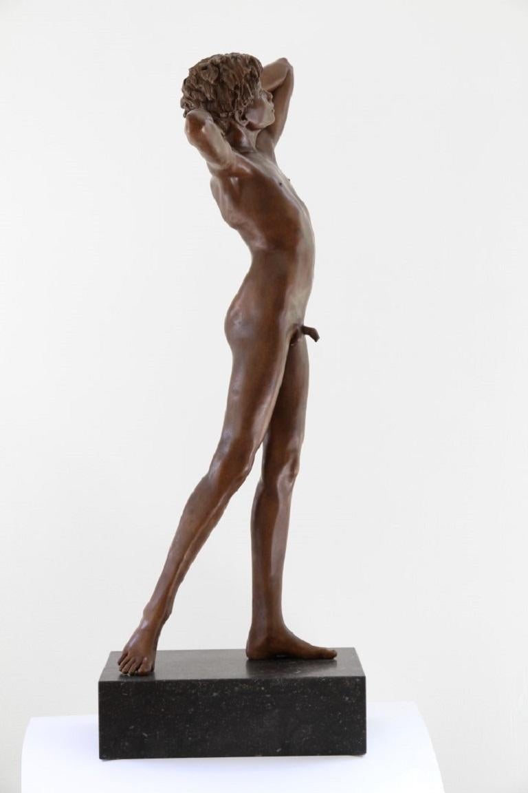 Zeitgenössische Bronze-Skulptur von Lucifer Evangilans, Junge, männliche Figur im Angebot 3