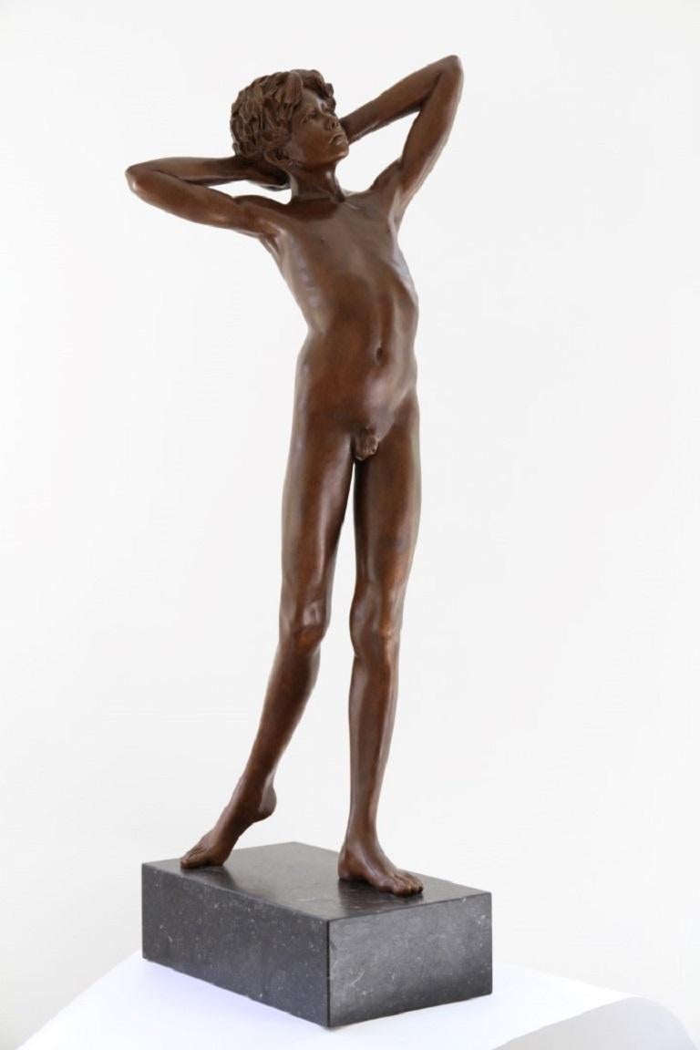 Zeitgenössische Bronze-Skulptur von Lucifer Evangilans, Junge, männliche Figur im Angebot 4