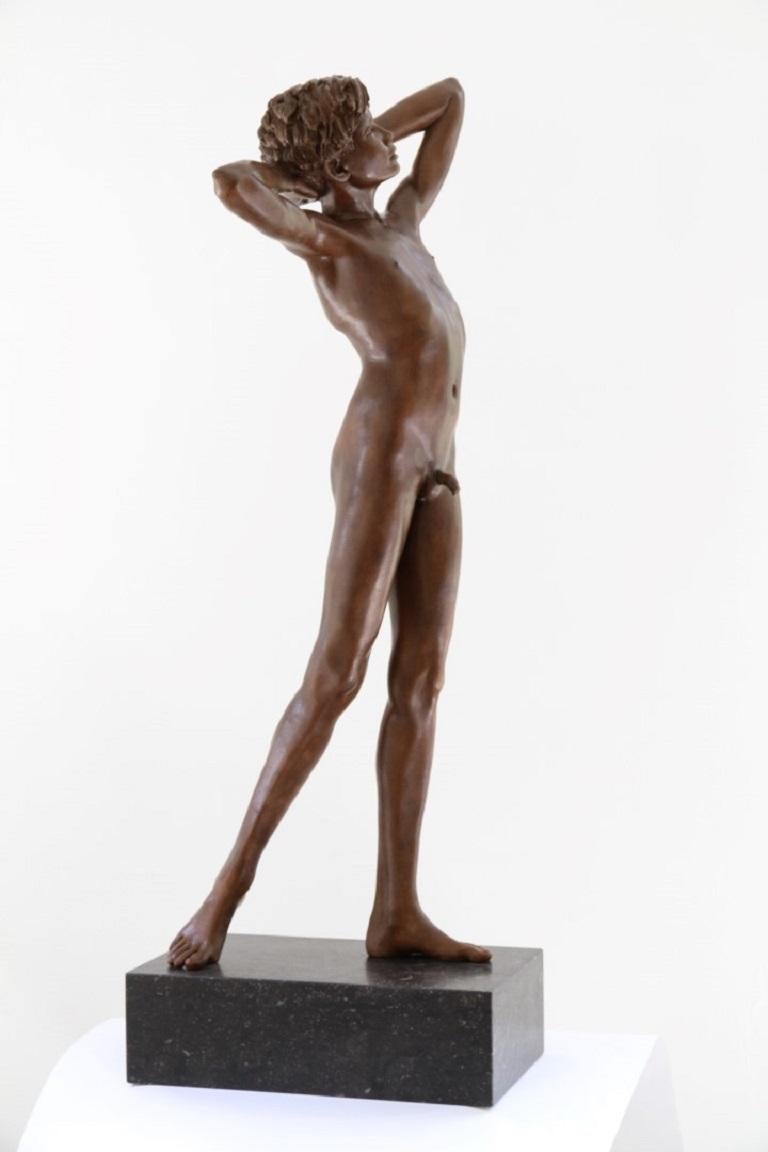 Zeitgenössische Bronze-Skulptur von Lucifer Evangilans, Junge, männliche Figur im Angebot 5