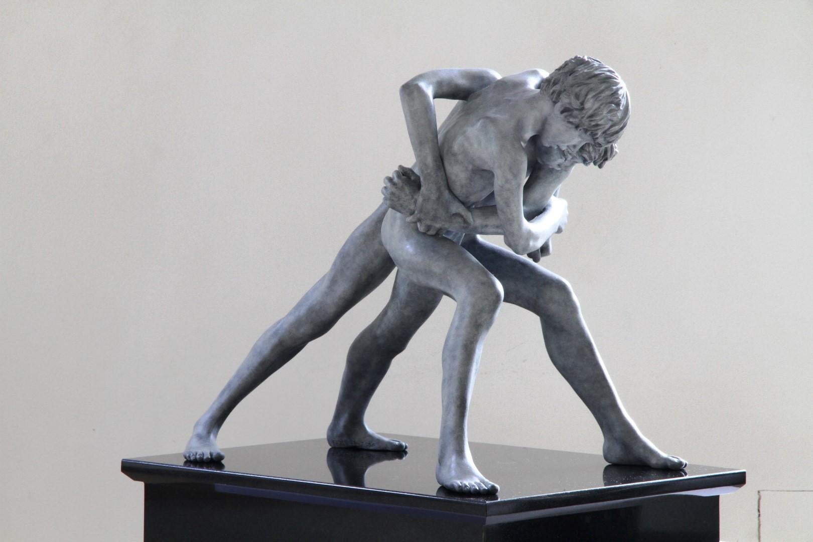 Bronze-Skulptur „Nackter Junge“, männliche Figur, Marmorstein, „Tatatio“ – Sculpture von Wim van der Kant