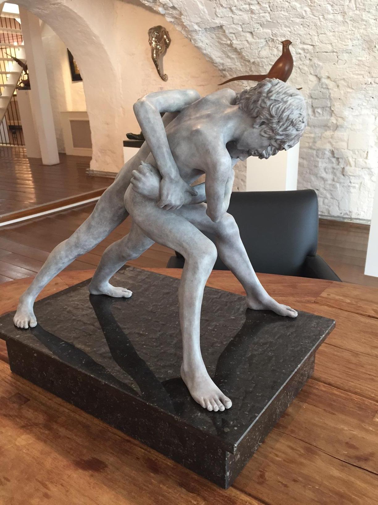 Luctatio Escultura de Bronce Niño Desnudo Figura Masculina Mármol Piedra

Es necesario encargar esta escultura. Te fundiremos uno nuevo. La edición es de 8 (más 4 Epreuves Artistes) piezas. La próxima escultura que se fundirá será la núm. EA II/IV.