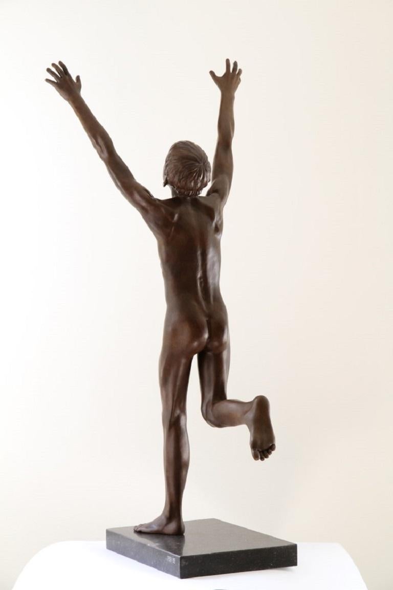 Per Se Bronze Contemporary Sculpture Nude Boy Male Figure Marble Stone

Wim van der Kant (1949, Kampen) ist ein autodidaktischer Künstler. Neben seinem ausgefüllten Beruf als Lehrer an einem Gymnasium übt er intensiv seinen Beruf als Bildhauer aus.
