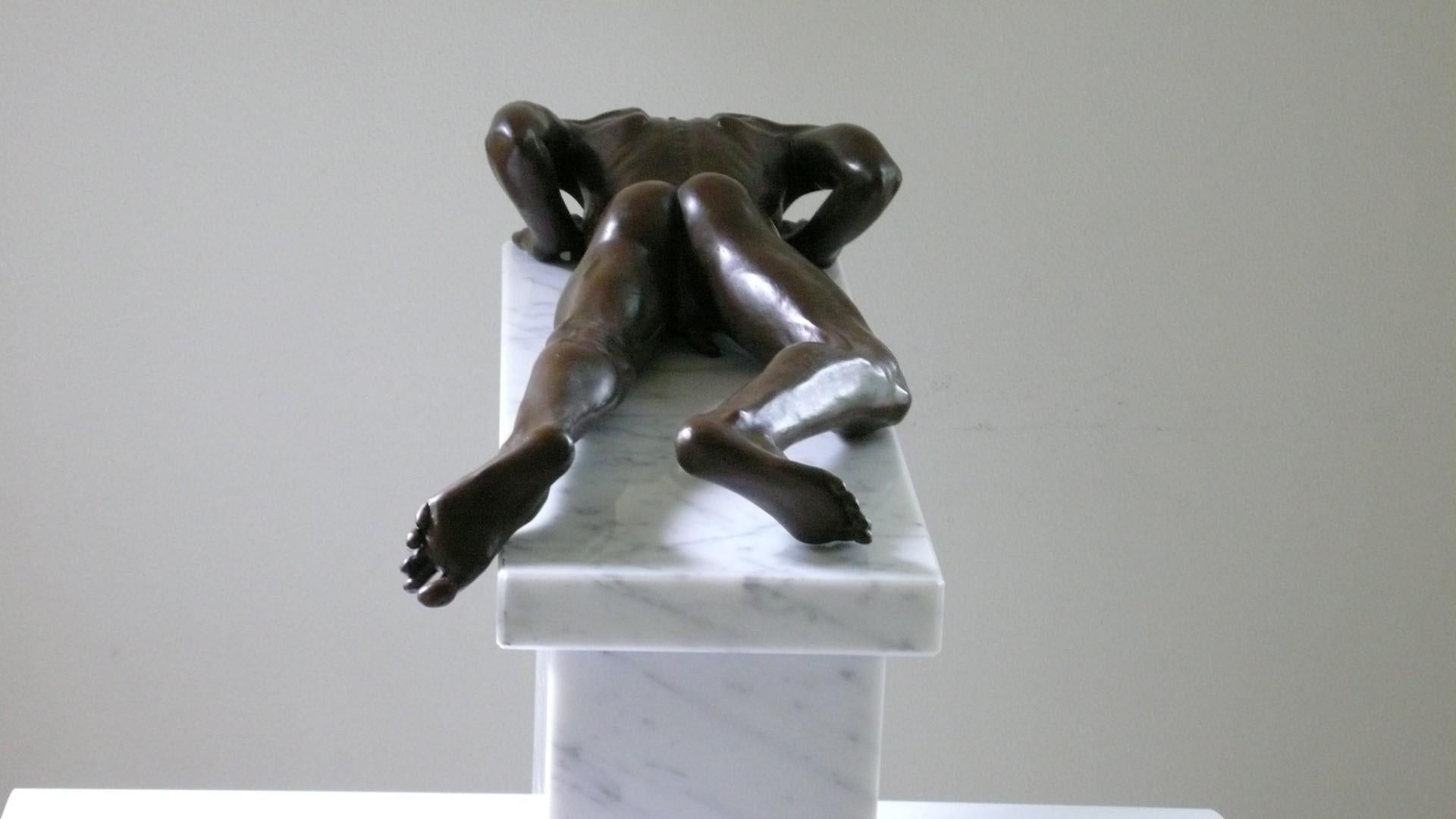 Bronze-Skulptur Nackter Junge Zeitgenössische männliche Figur Marmorstein mit Mittelstück (Gold), Figurative Sculpture, von Wim van der Kant