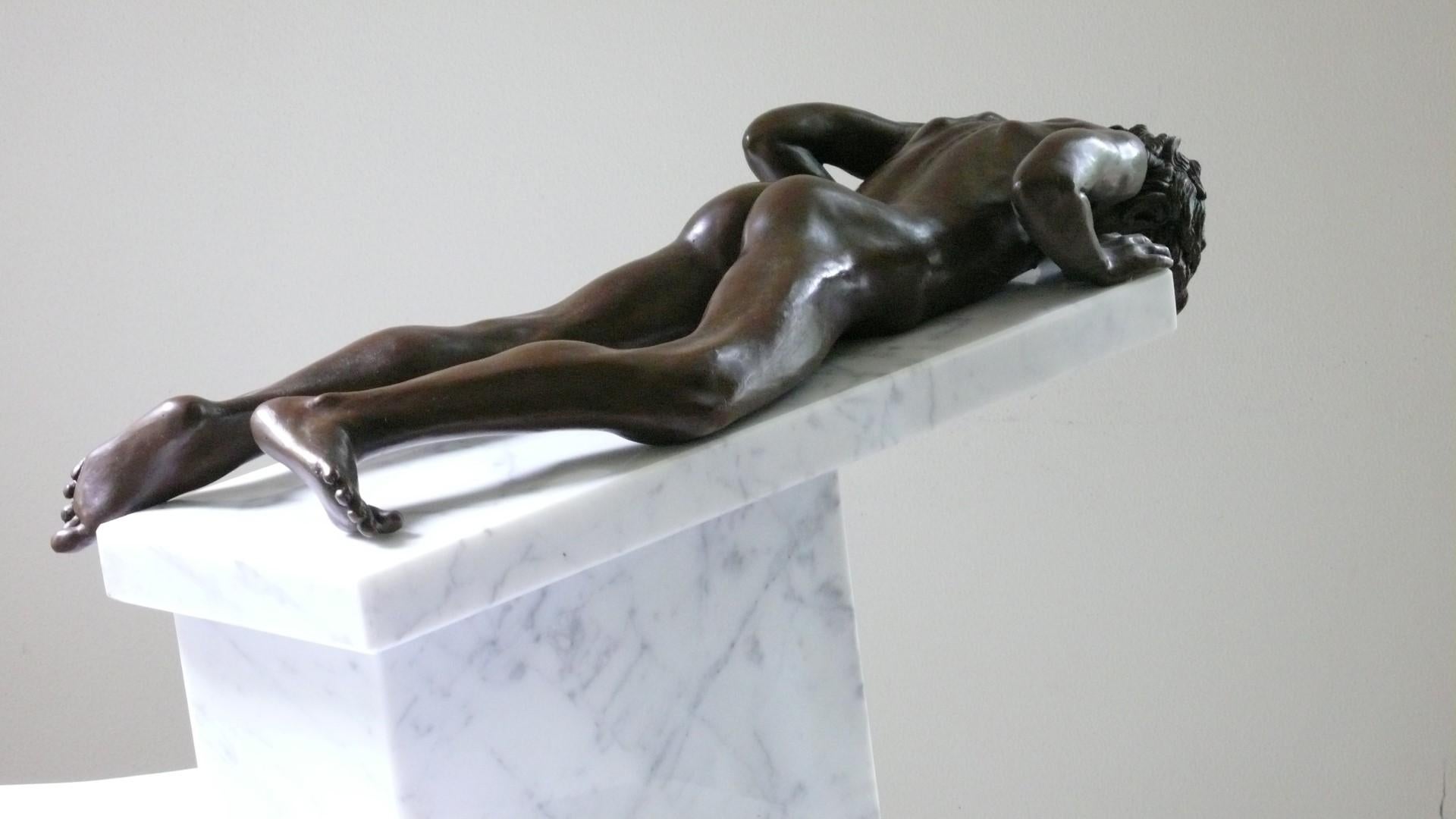 Sculpture en bronze Profundus, garçon nu, figure masculine contemporaine en marbre en vente 1