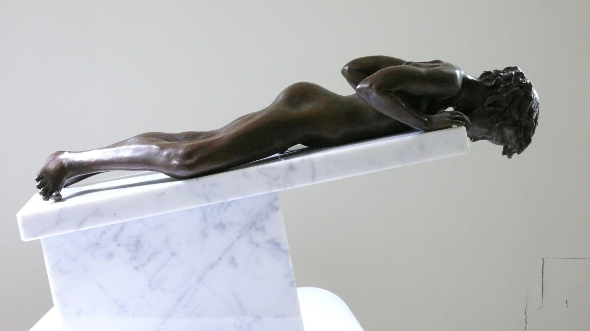 Bronze-Skulptur Nackter Junge Zeitgenössische männliche Figur Marmorstein mit Mittelstück im Angebot 1