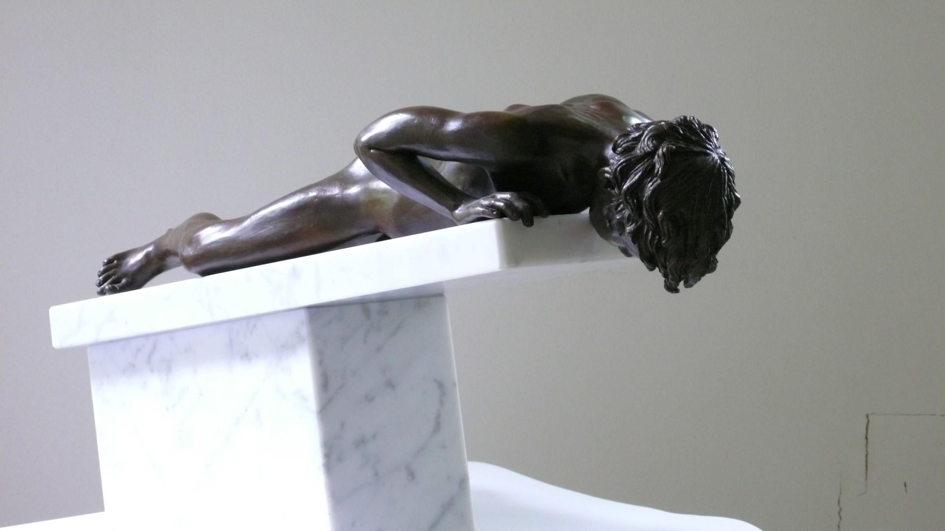 Bronze-Skulptur Nackter Junge Zeitgenössische männliche Figur Marmorstein mit Mittelstück im Angebot 2