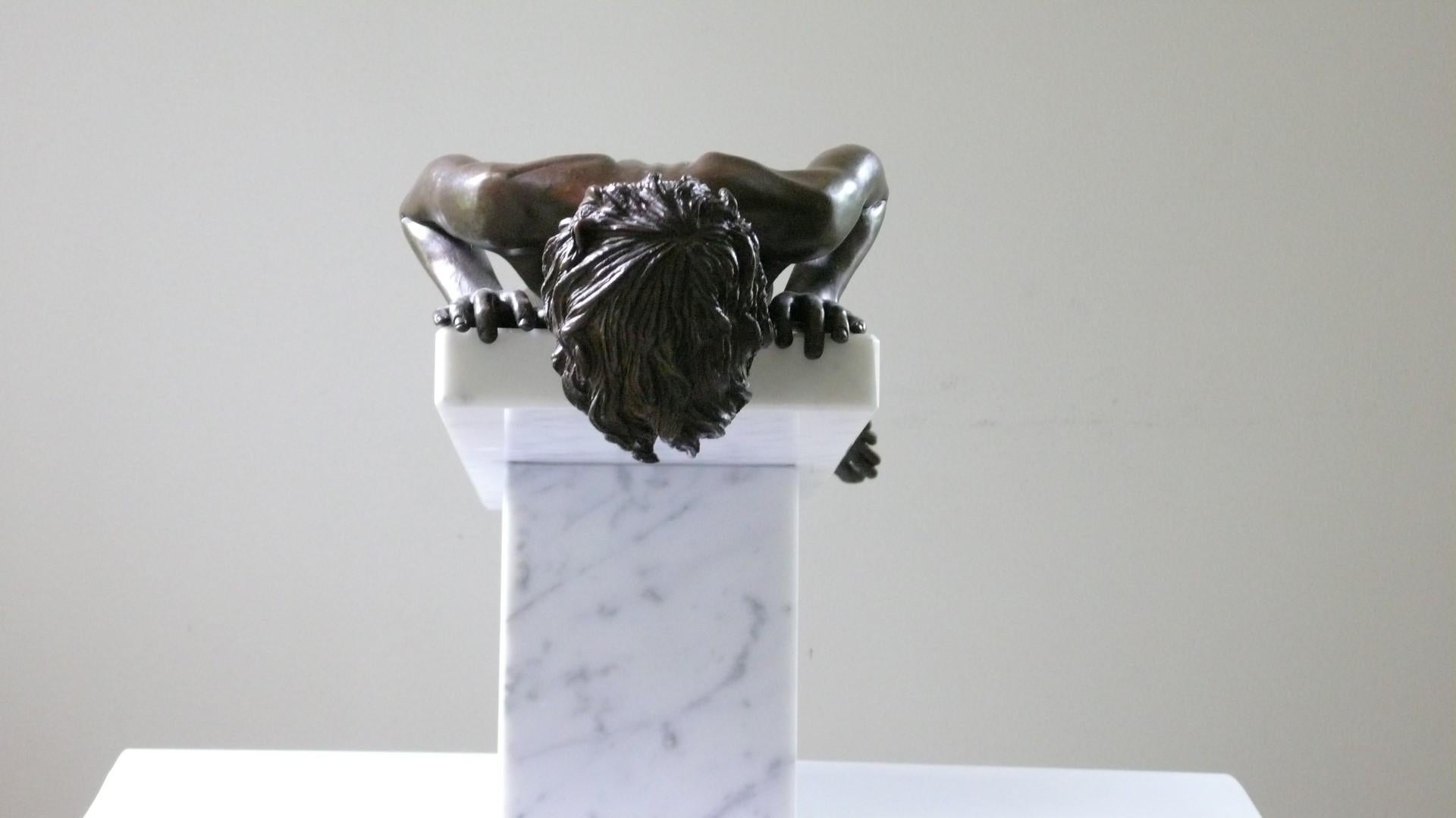 Bronze-Skulptur Nackter Junge Zeitgenössische männliche Figur Marmorstein mit Mittelstück im Angebot 3