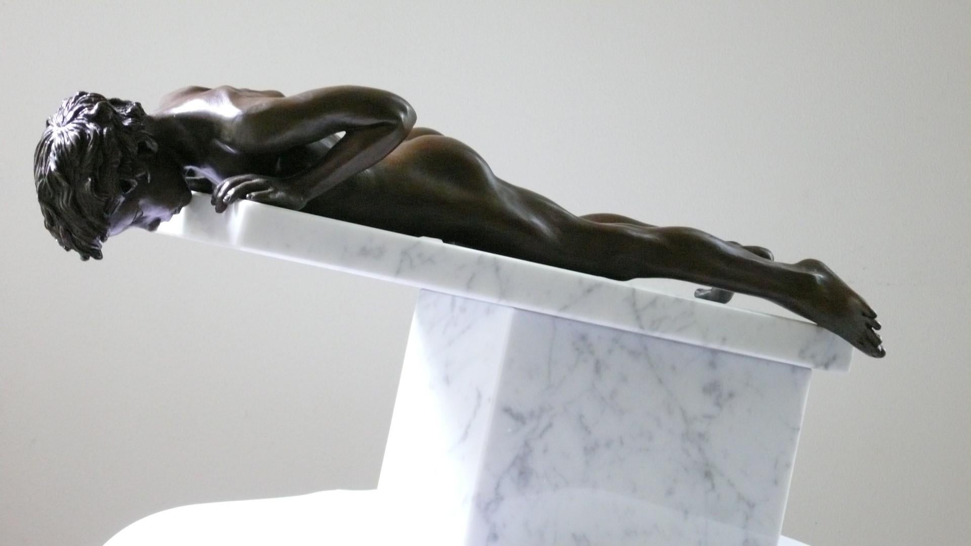 Bronze-Skulptur Nackter Junge Zeitgenössische männliche Figur Marmorstein mit Mittelstück im Angebot 4