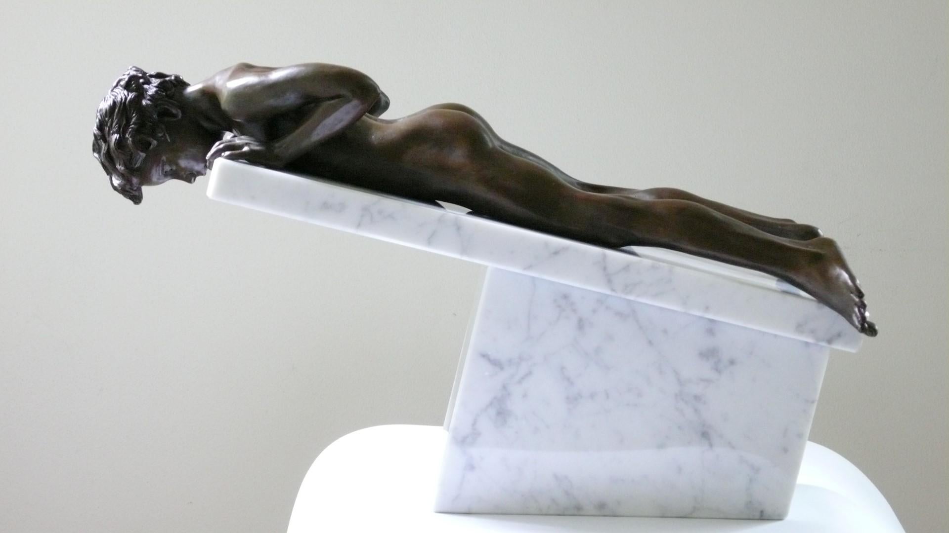 Wim van der Kant Figurative Sculpture – Bronze-Skulptur Nackter Junge Zeitgenössische männliche Figur Marmorstein mit Mittelstück