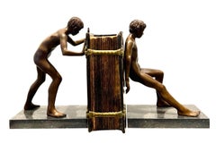 Set di fermalibri "Prorsum" e "Retrorsum": due sculture in bronzo raffiguranti ragazzi nudi. Disponibili in magazzino