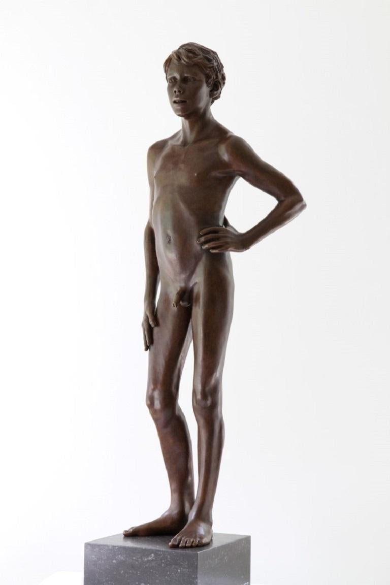 Quis Mihi Iniuriam Scultura in bronzo sfaccettato Nudo di ragazzo Figura maschile Marmo In magazzino - Figurative Sculpture Oro di Wim van der Kant