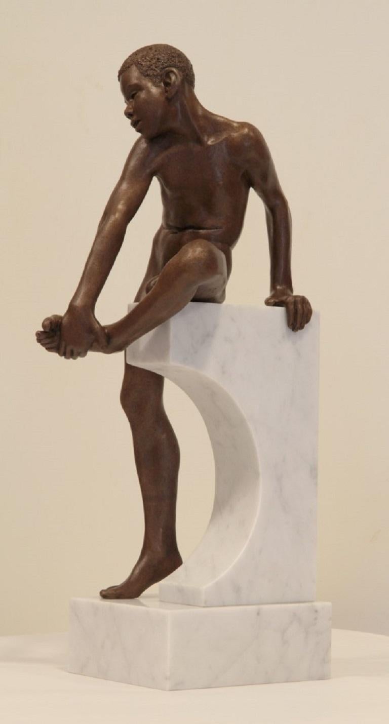 Saltationus Casus Escultura Contemporánea de Bronce Niño Desnudo Piedra de Mármol - Sculpture de Wim van der Kant