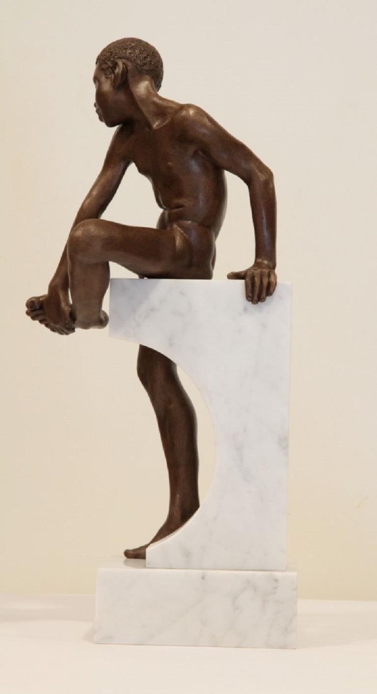 Saltationus Casus Escultura Contemporánea de Bronce Niño Desnudo Piedra de Mármol - Sculpture Contemporáneo de Wim van der Kant