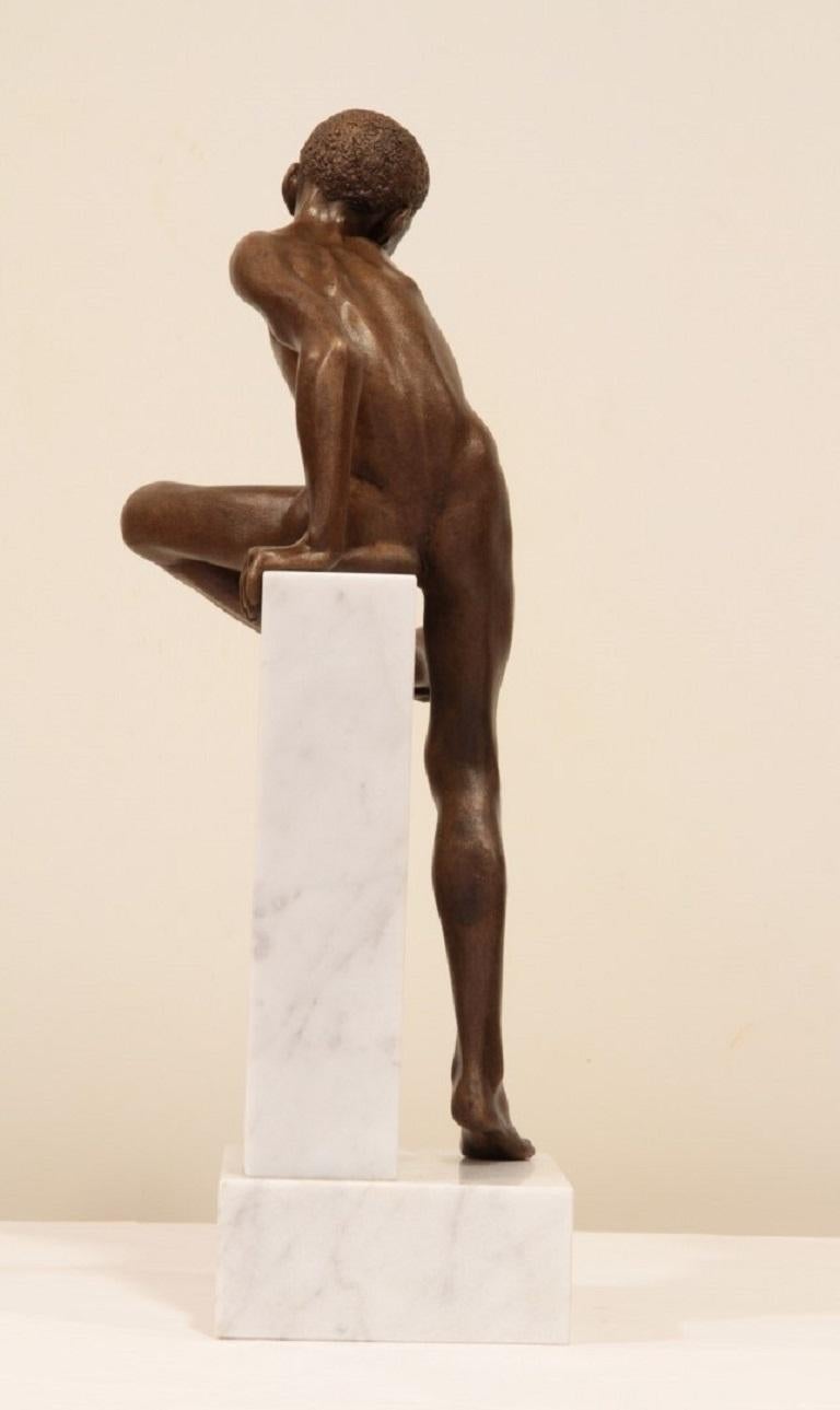 Saltationus Casus Bronze Contemporary Skulptur Nackter Junge Marmor Stone (Gold), Nude Sculpture, von Wim van der Kant