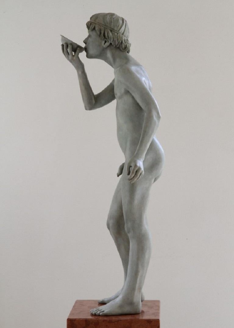 Sorbe männliche nackte Figur in Bronze-Skulptur, auf dem Trinken stehend  Grüne Patina auf Lager – Sculpture von Wim van der Kant