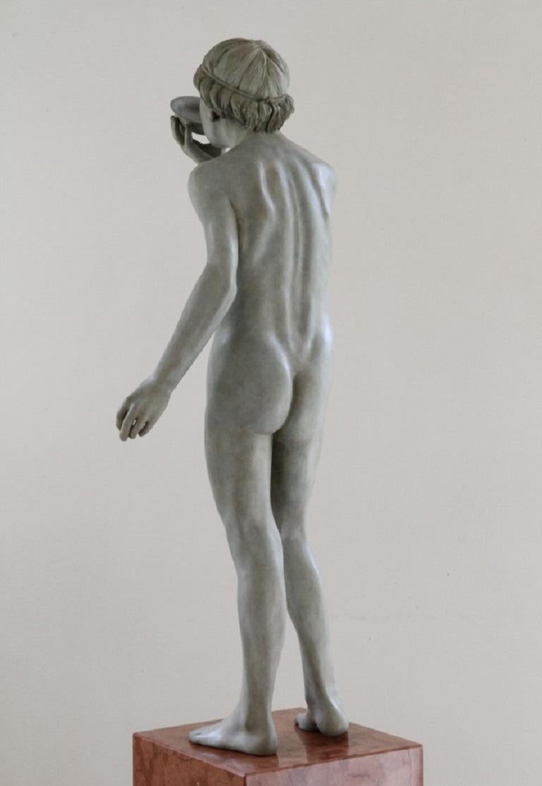 Sorbe männliche nackte Figur in Bronze-Skulptur, auf dem Trinken stehend  Grüne Patina auf Lager (Zeitgenössisch), Sculpture, von Wim van der Kant