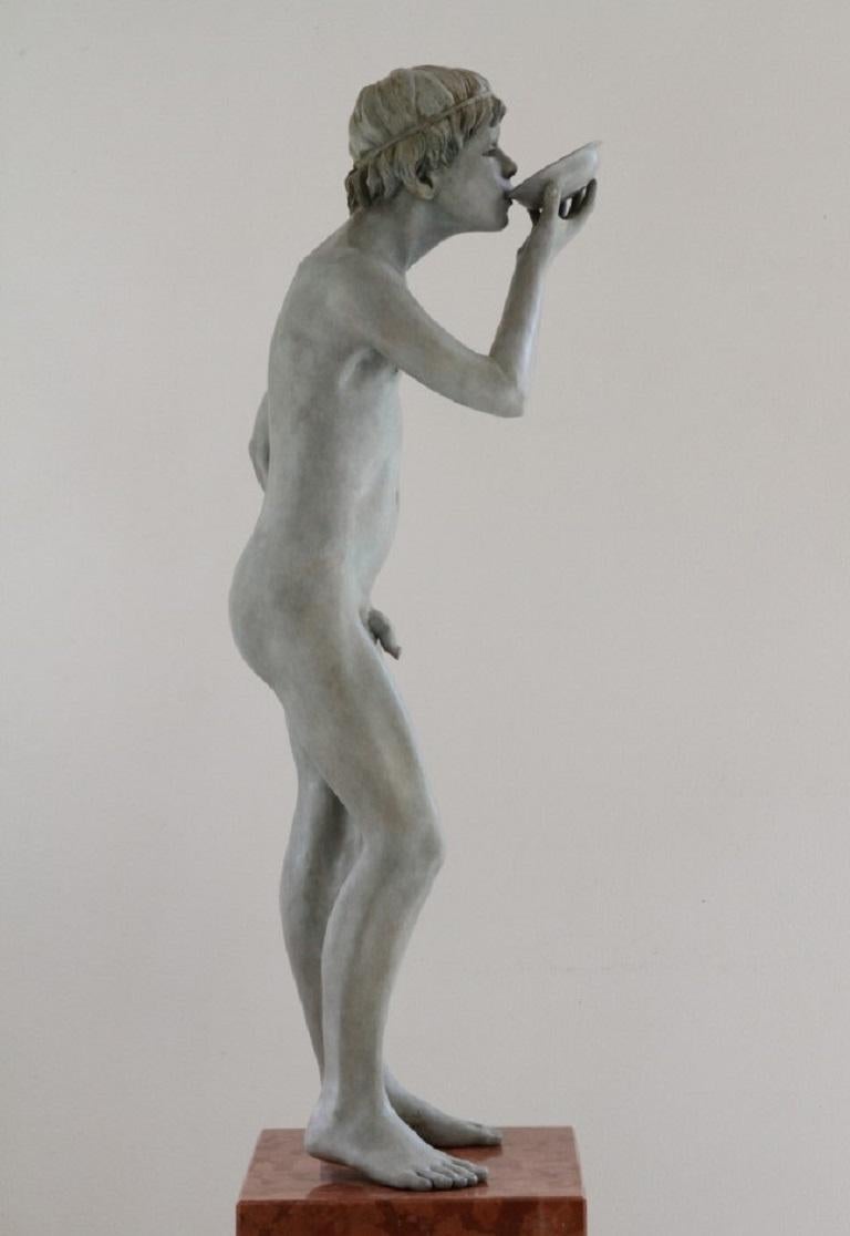 Sorbe männliche nackte Figur in Bronze-Skulptur, auf dem Trinken stehend  Grüne Patina auf Lager (Gold), Nude Sculpture, von Wim van der Kant