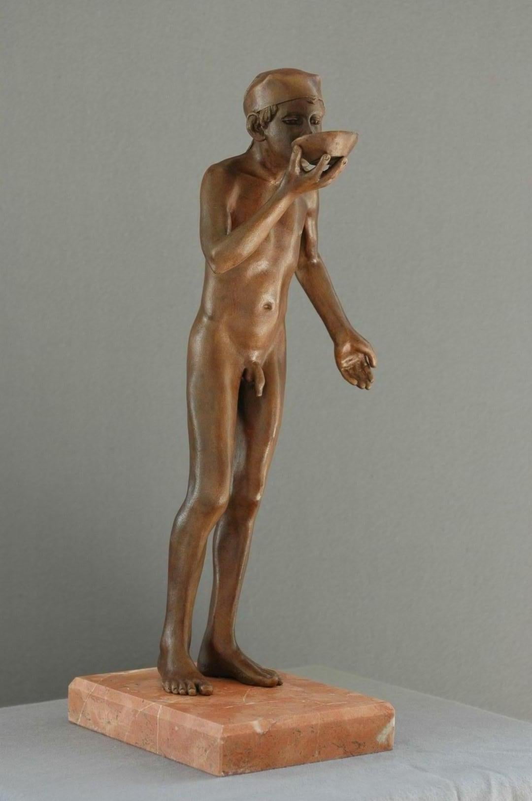 Sorbe, Skulptur eines nackten Jungen, der trinkt, männliche Figur, aus Marmorstein, Sorbe – Sculpture von Wim van der Kant