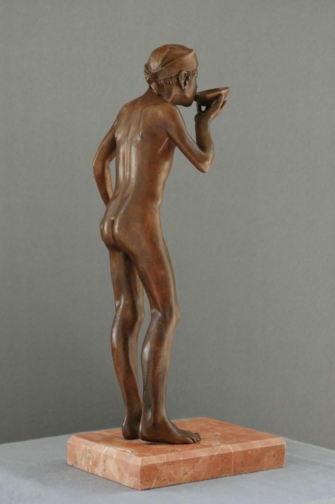 Sorbe, Skulptur eines nackten Jungen, der trinkt, männliche Figur, aus Marmorstein, Sorbe (Zeitgenössisch), Sculpture, von Wim van der Kant