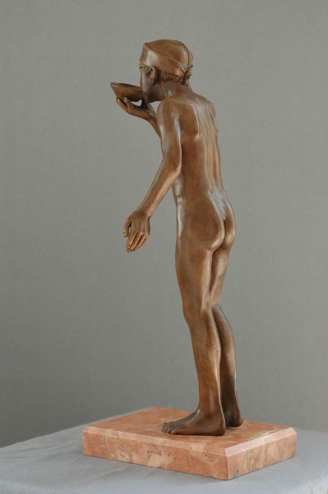 Sorbe, Skulptur eines nackten Jungen, der trinkt, männliche Figur, aus Marmorstein, Sorbe (Gold), Figurative Sculpture, von Wim van der Kant