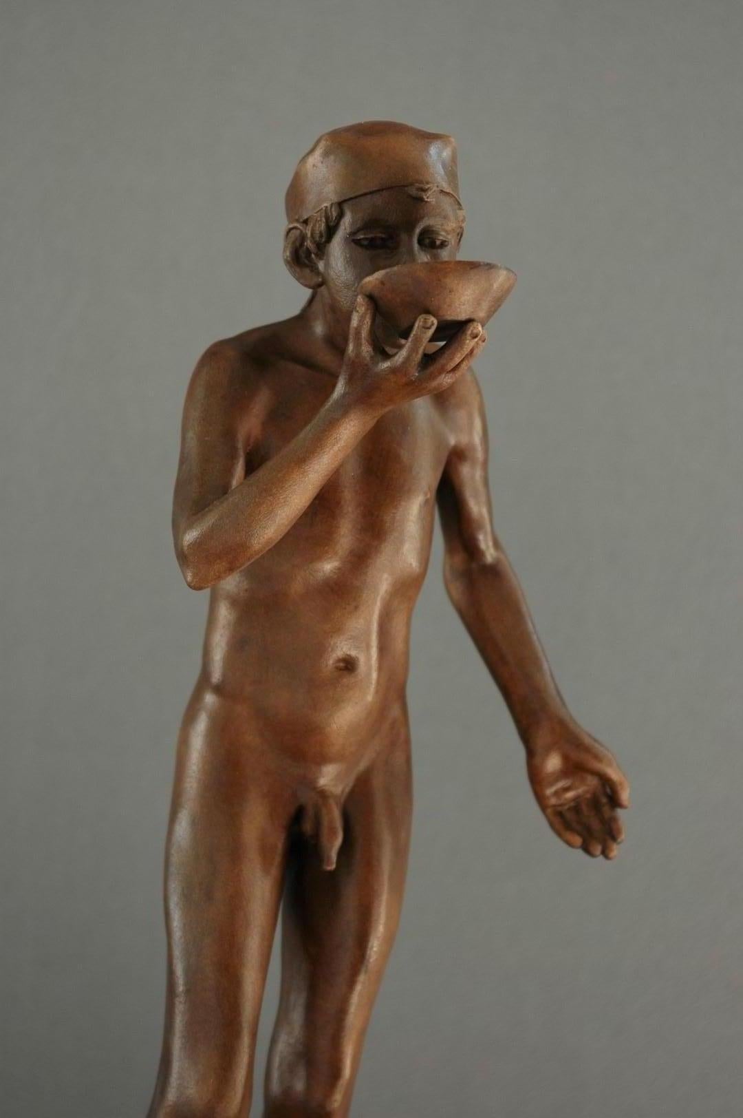 Sorbe, Skulptur eines nackten Jungen, der trinkt, männliche Figur, aus Marmorstein, Sorbe im Angebot 1