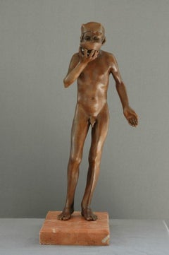 Petite sculpture en bronze de Sorbe, garçon nu buvant de la boisson, figure masculine en marbre