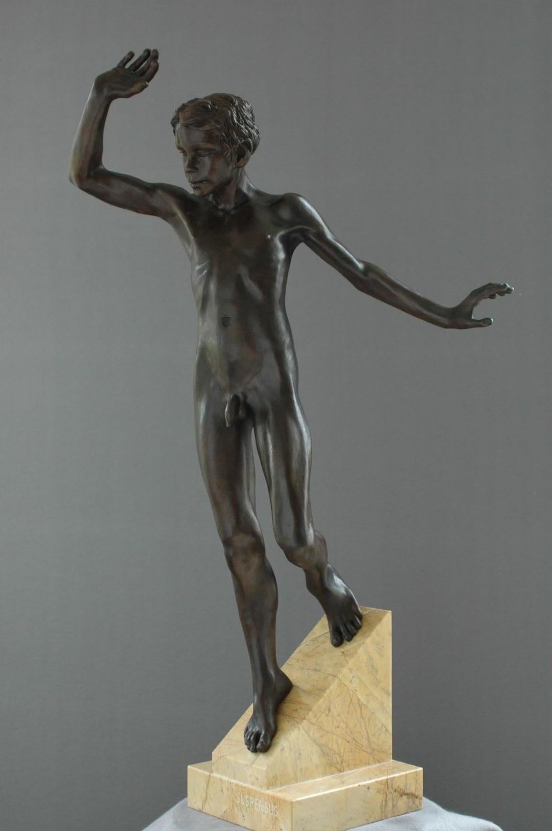 Suspensus Bronze-Skulptur Nackter Junge, männliche Figur, Marmorstein, Marmorstein – Sculpture von Wim van der Kant