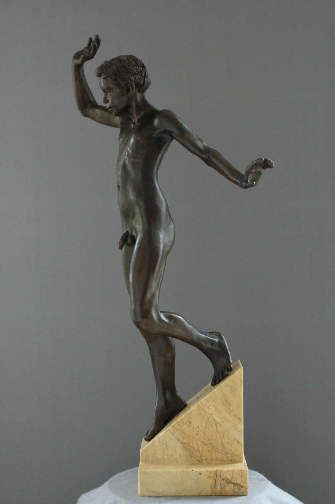 Suspensus Bronze-Skulptur Nackter Junge, männliche Figur, Marmorstein, Marmorstein (Zeitgenössisch), Sculpture, von Wim van der Kant