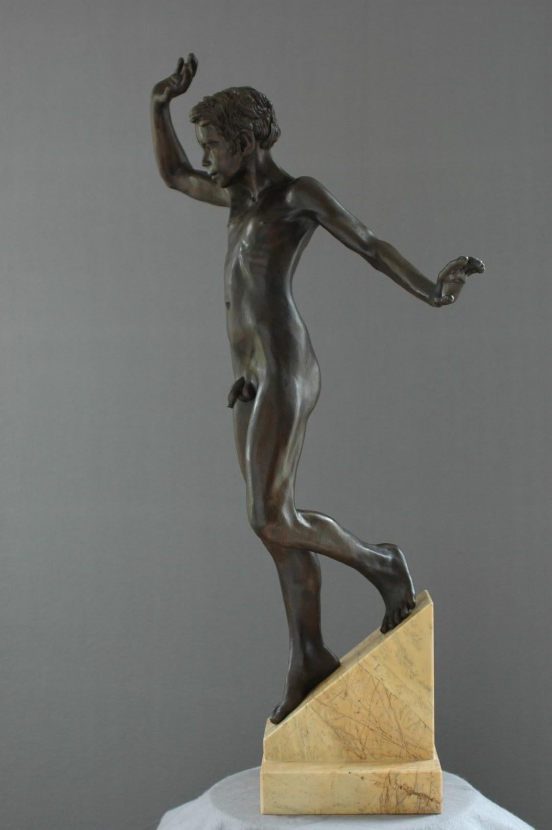 Suspensus Bronze-Skulptur Nackter Junge, männliche Figur, Marmorstein, Marmorstein (Gold), Nude Sculpture, von Wim van der Kant