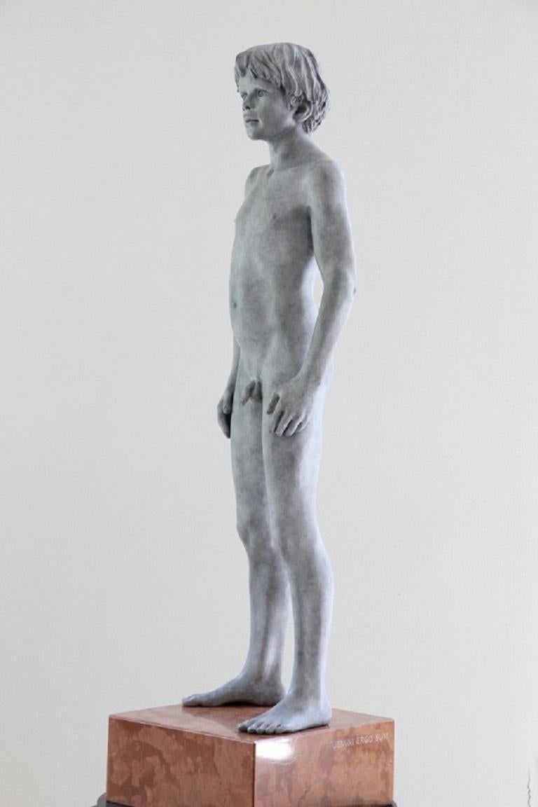 Tuemini Ergo Sum Bronze-Skulptur, Akt, männliche Figur, Marmorstein auf Lager – Sculpture von Wim van der Kant